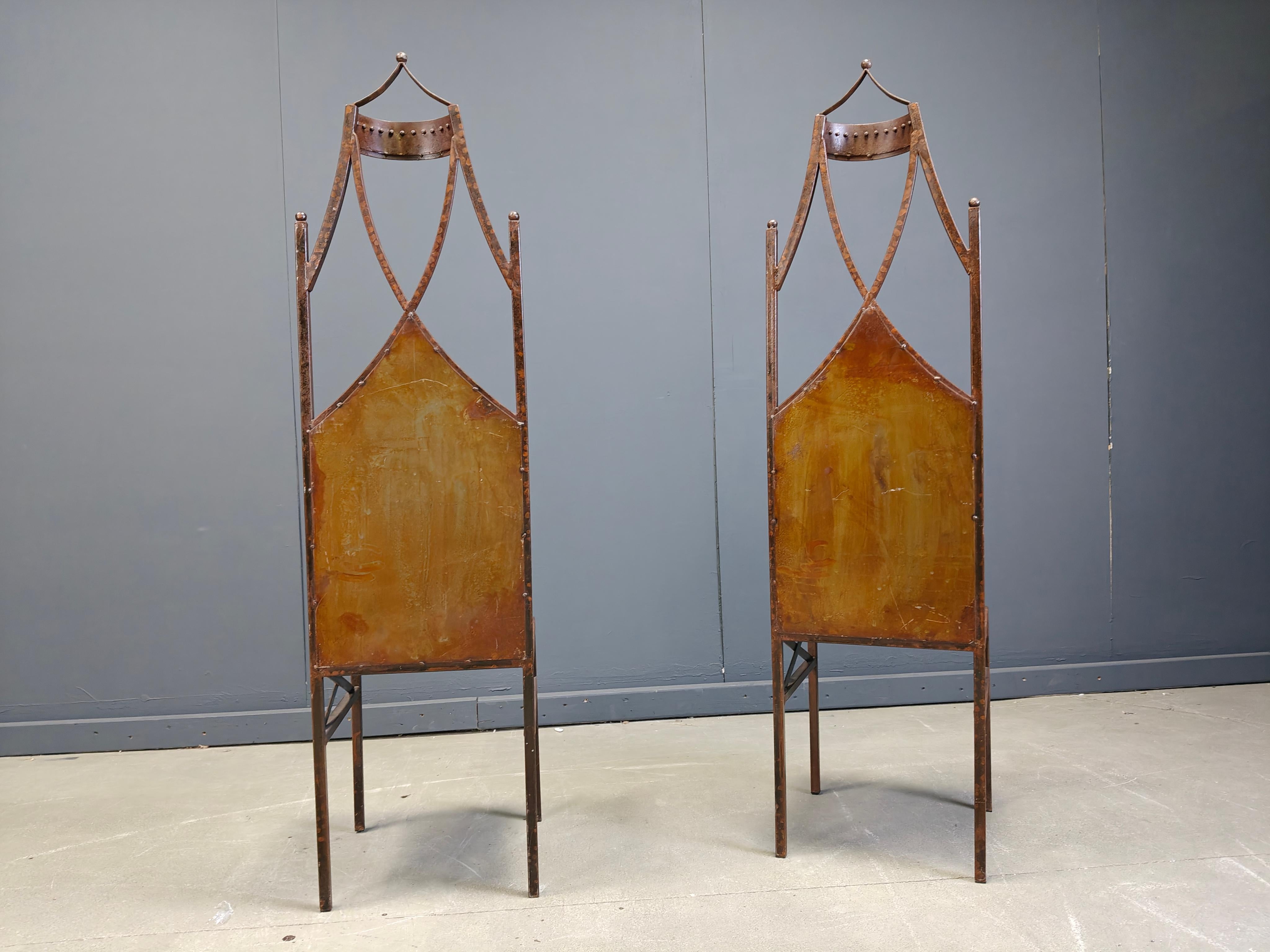 Paire de chaises uniques à haut dossier d'inspiration gothique en acier patiné.

Magnifiques et élégantes chaises de salle à manger à dossier haut, superbe pièce décorative contrastante pouvant être utilisée à l'intérieur et à l'extérieur.

Très bon