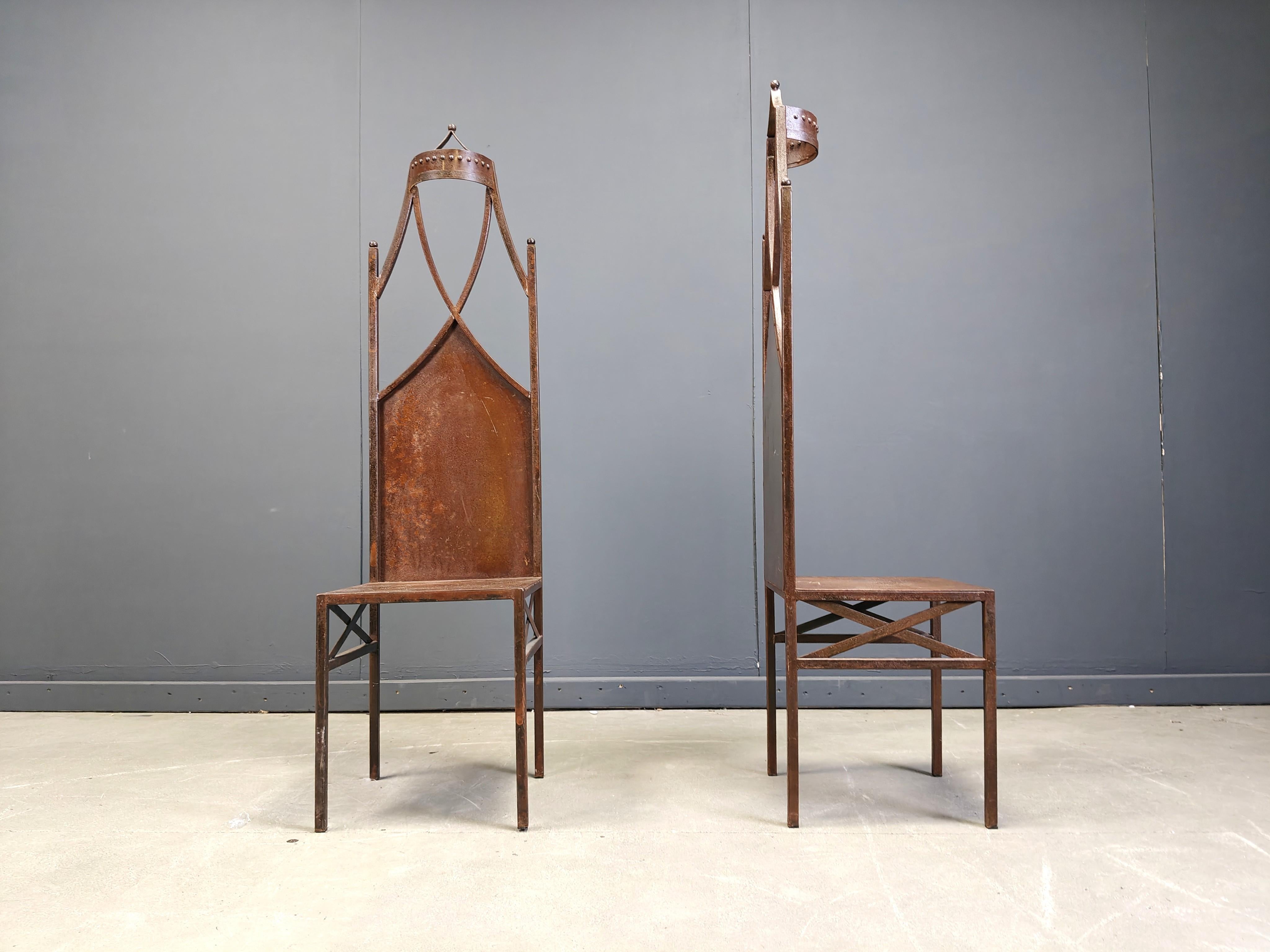 Français Paire de chaises gothiques à haut dossier, 1960s