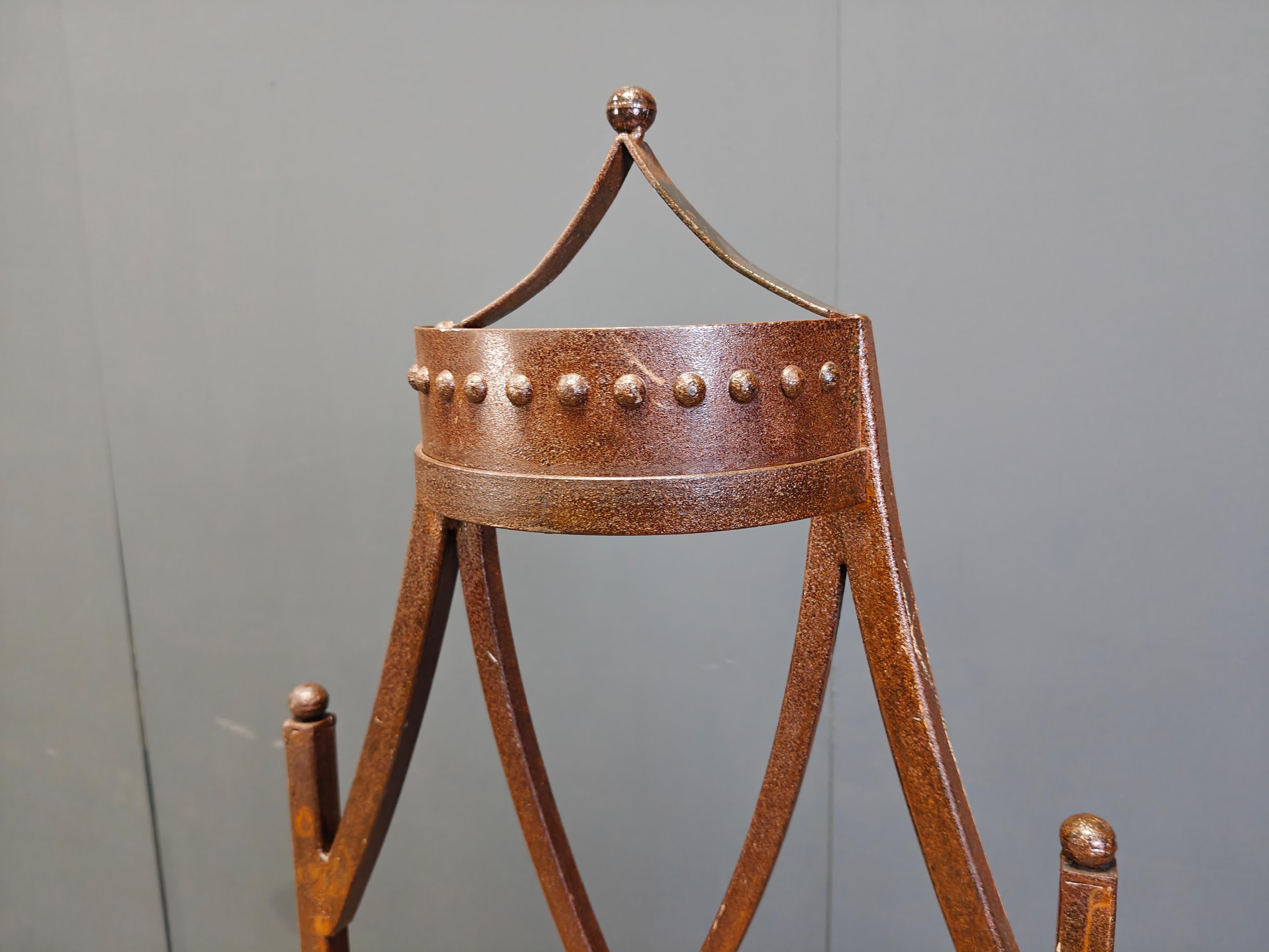 Paire de chaises gothiques à haut dossier, 1960s Bon état à Leuven, Vlaams Gewest