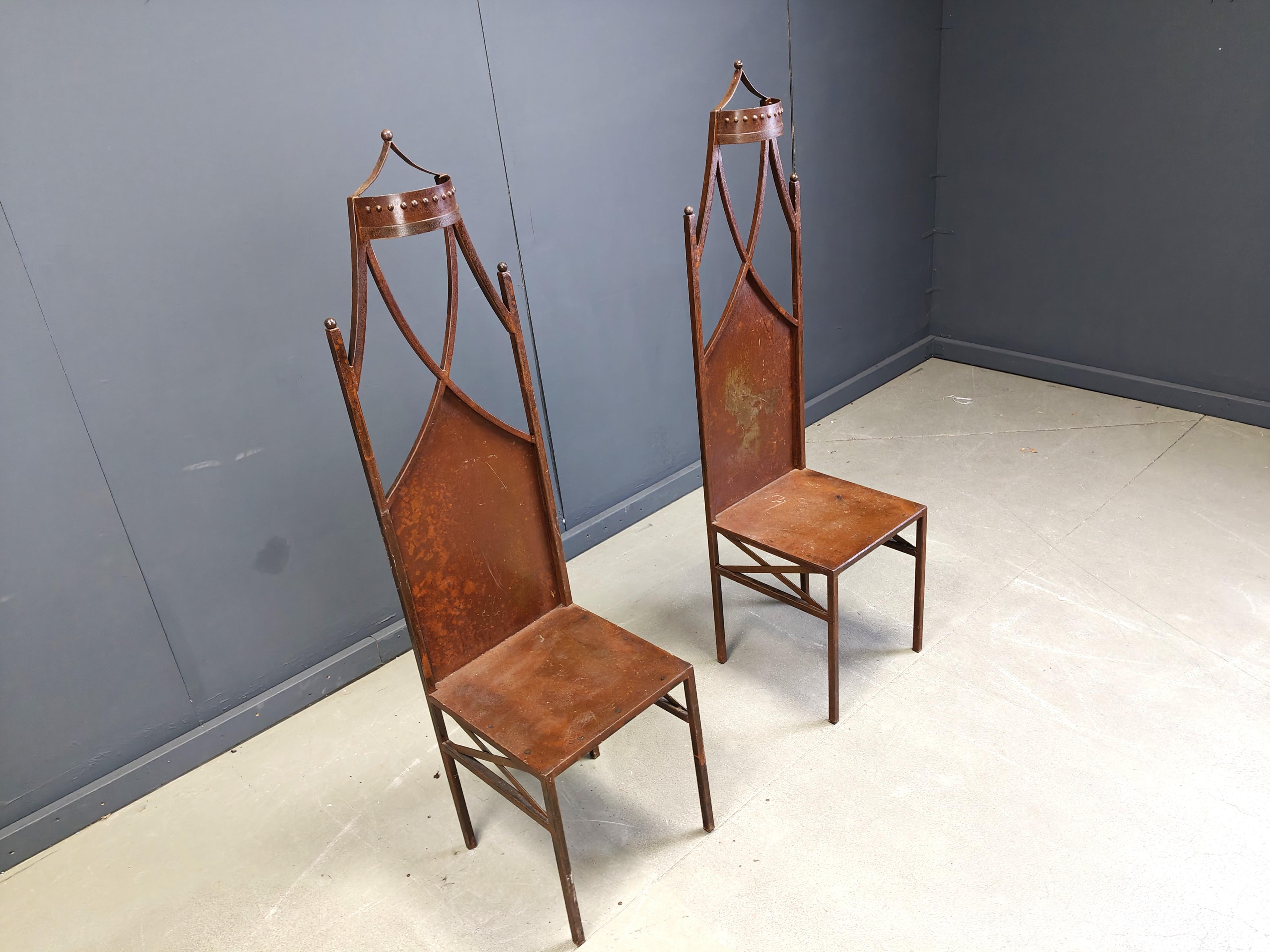 Acier Paire de chaises gothiques à haut dossier, 1960s