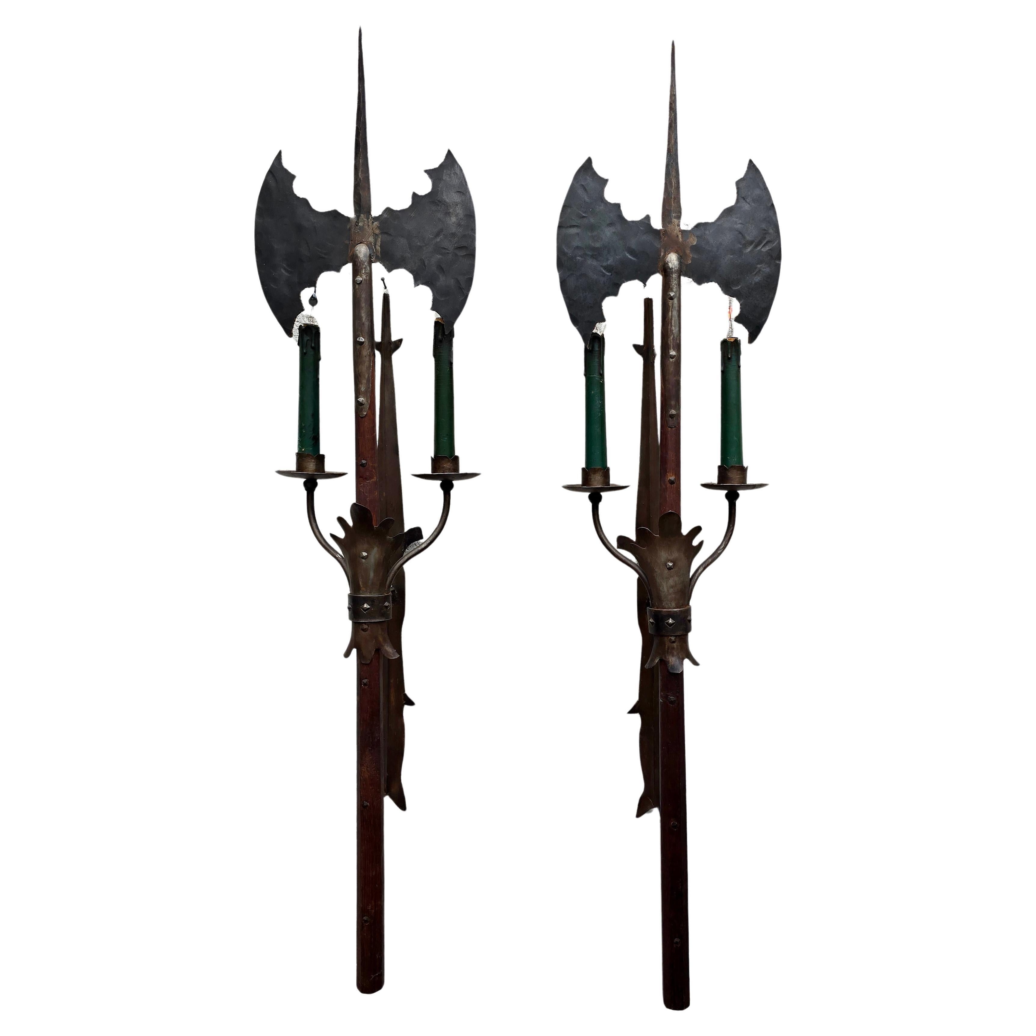 Coppia di monumentali lampade da parete in stile gotico francese a forma di asce da combattimento, in ferro battuto, circa 1950

Impressionante coppia di appliques in stile gotico francese di grandi dimensioni, forgiate a mano in ferro battuto e