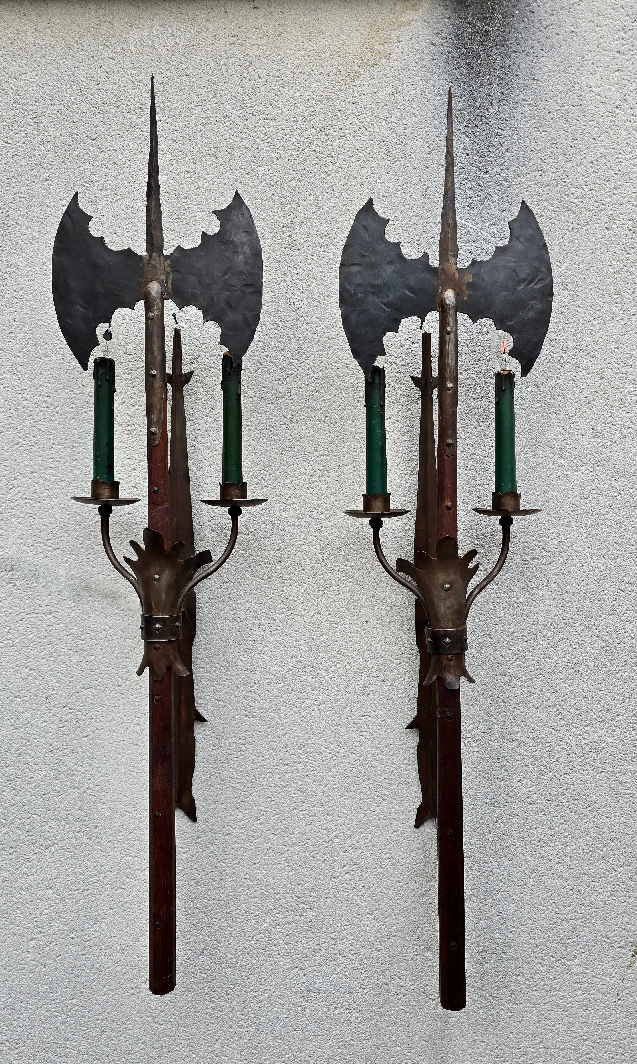 Neogotico Coppia di lampade da parete in ferro battuto di epoca gotica francese, circa 1950 in vendita