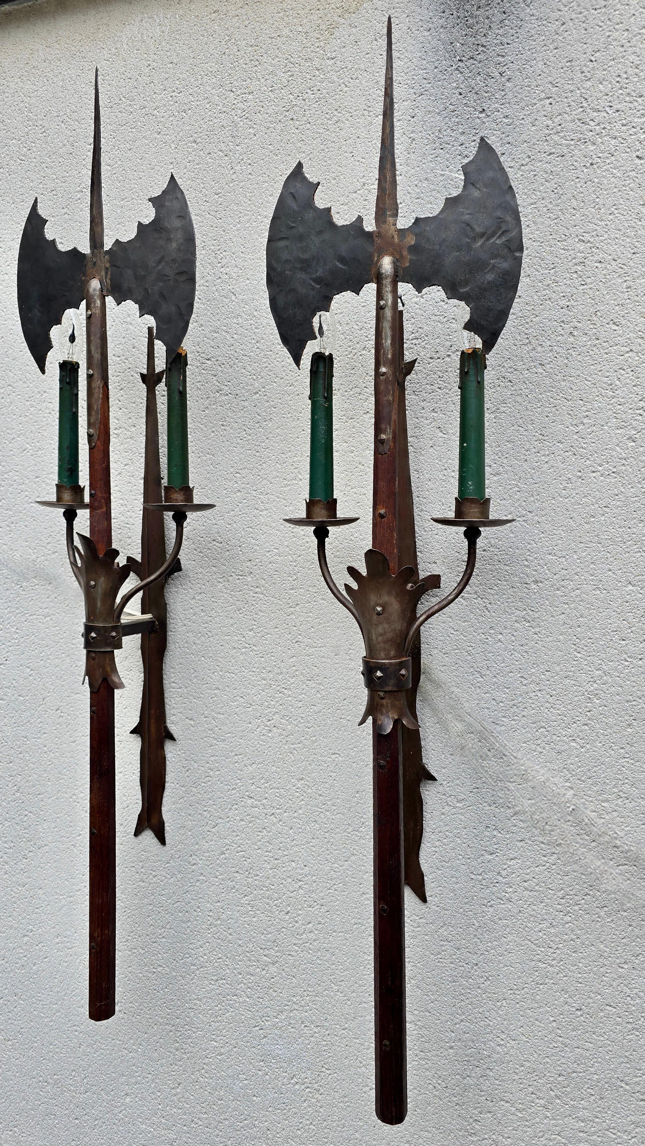 Francese Coppia di lampade da parete in ferro battuto di epoca gotica francese, circa 1950 in vendita