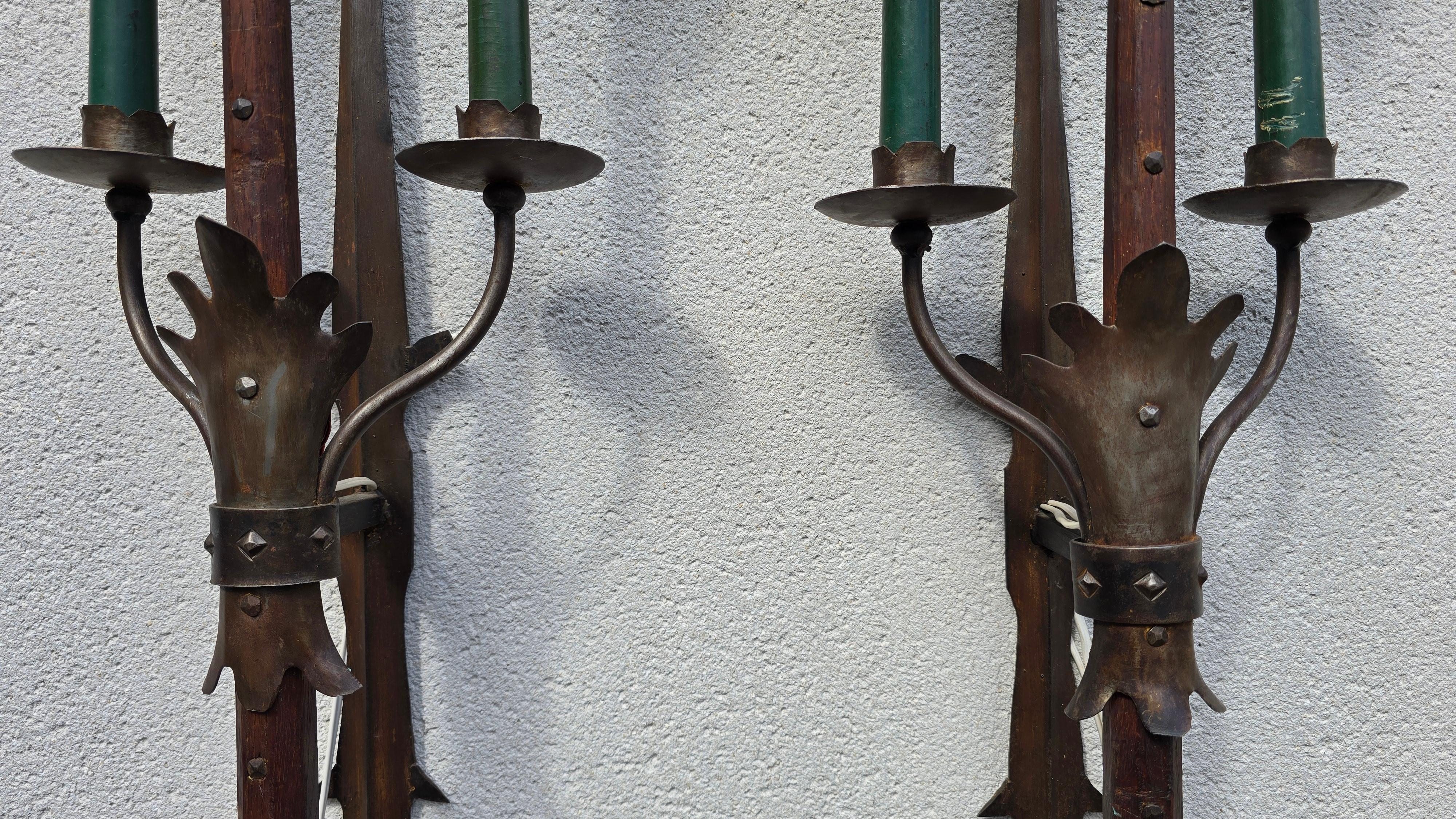XX secolo Coppia di lampade da parete in ferro battuto di epoca gotica francese, circa 1950 in vendita