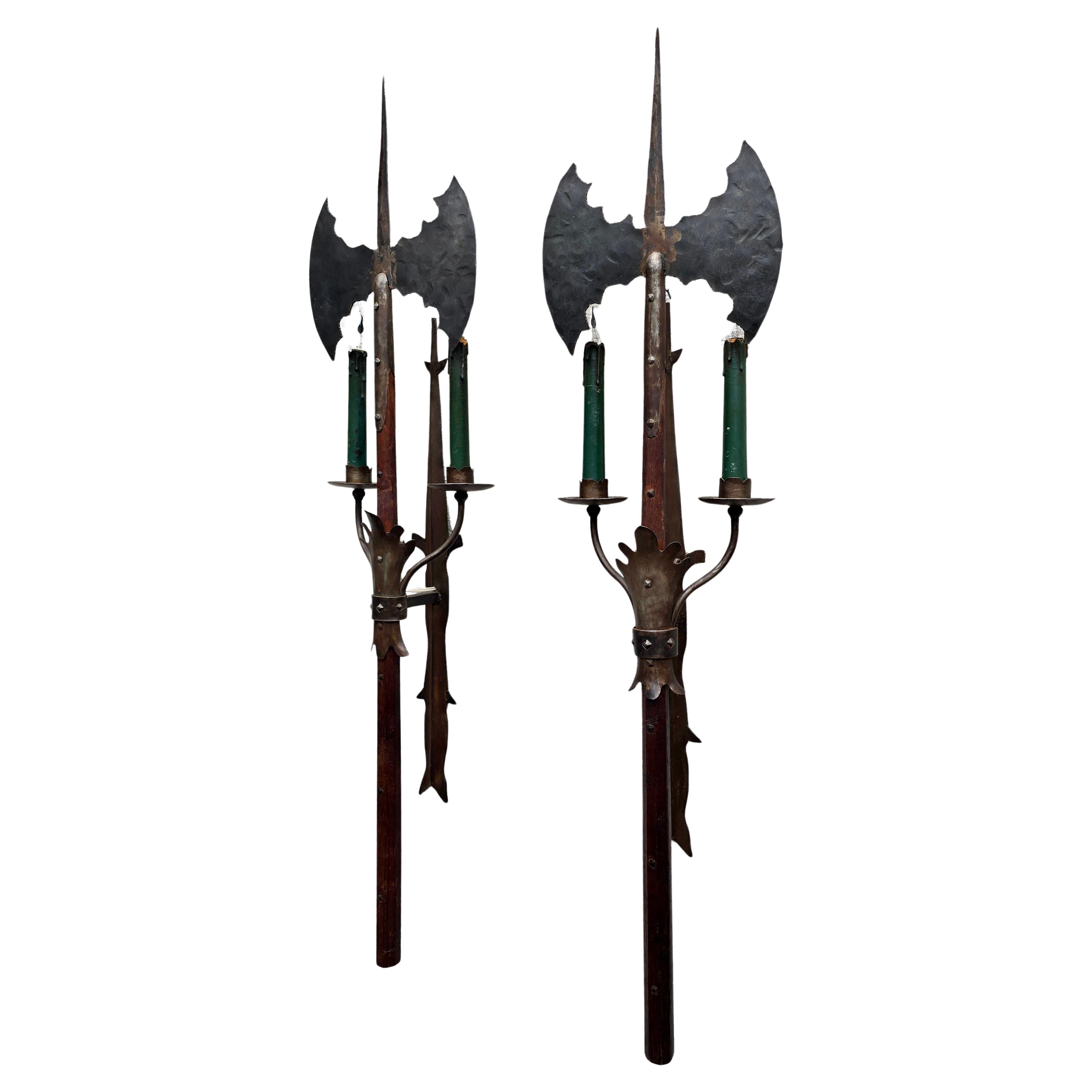 Coppia di lampade da parete in ferro battuto di epoca gotica francese, circa 1950 in vendita