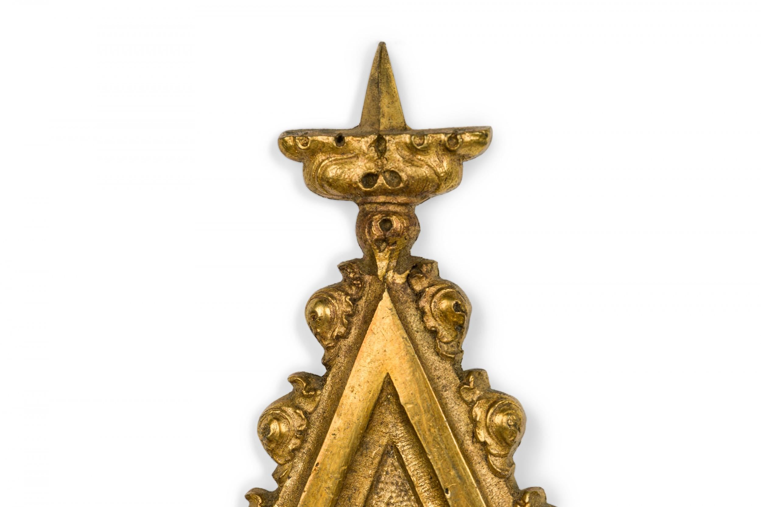 COPPIA di appliques a 5 bracci a 2 livelli in bronzo dorato in stile gotico francese con motivi floreali e fogliame

Condit: Buono; Usura coerente con l'età e l'utilizzo