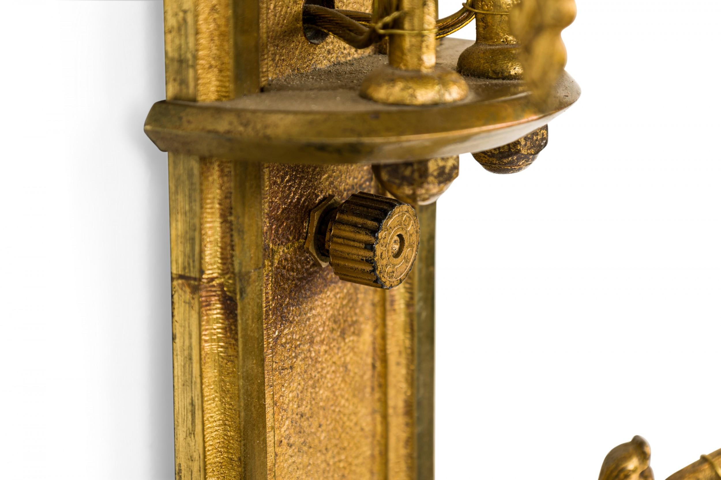 Dorato Coppia di sconsigliere in bronzo dorato in stile gotico francese in vendita