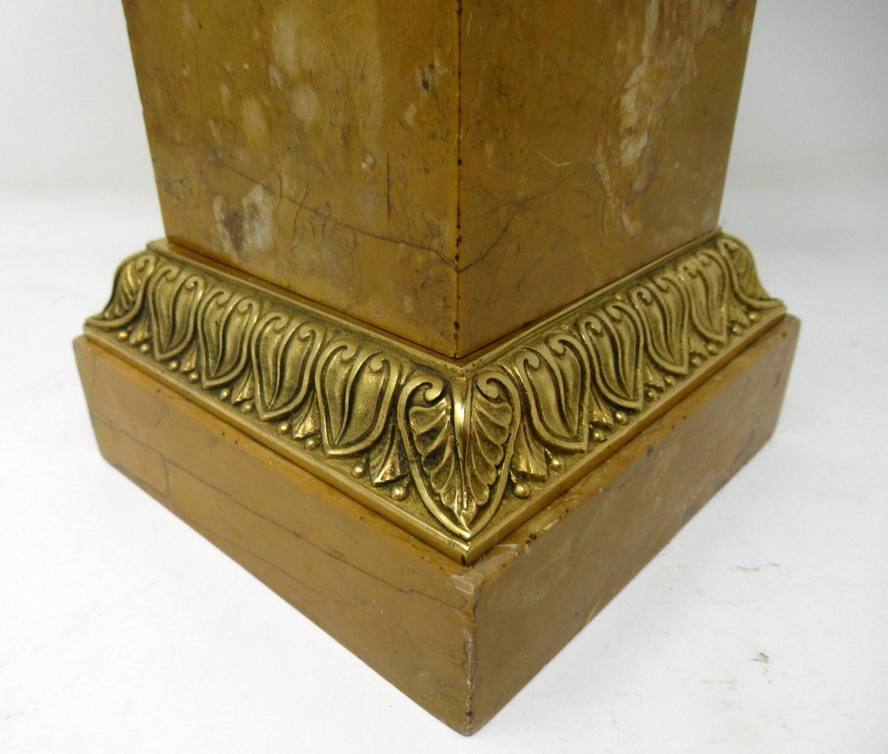 Bronze doré Paire de vases tazza Grand Tour en bronze doré et marbre de Sienne 19 carats