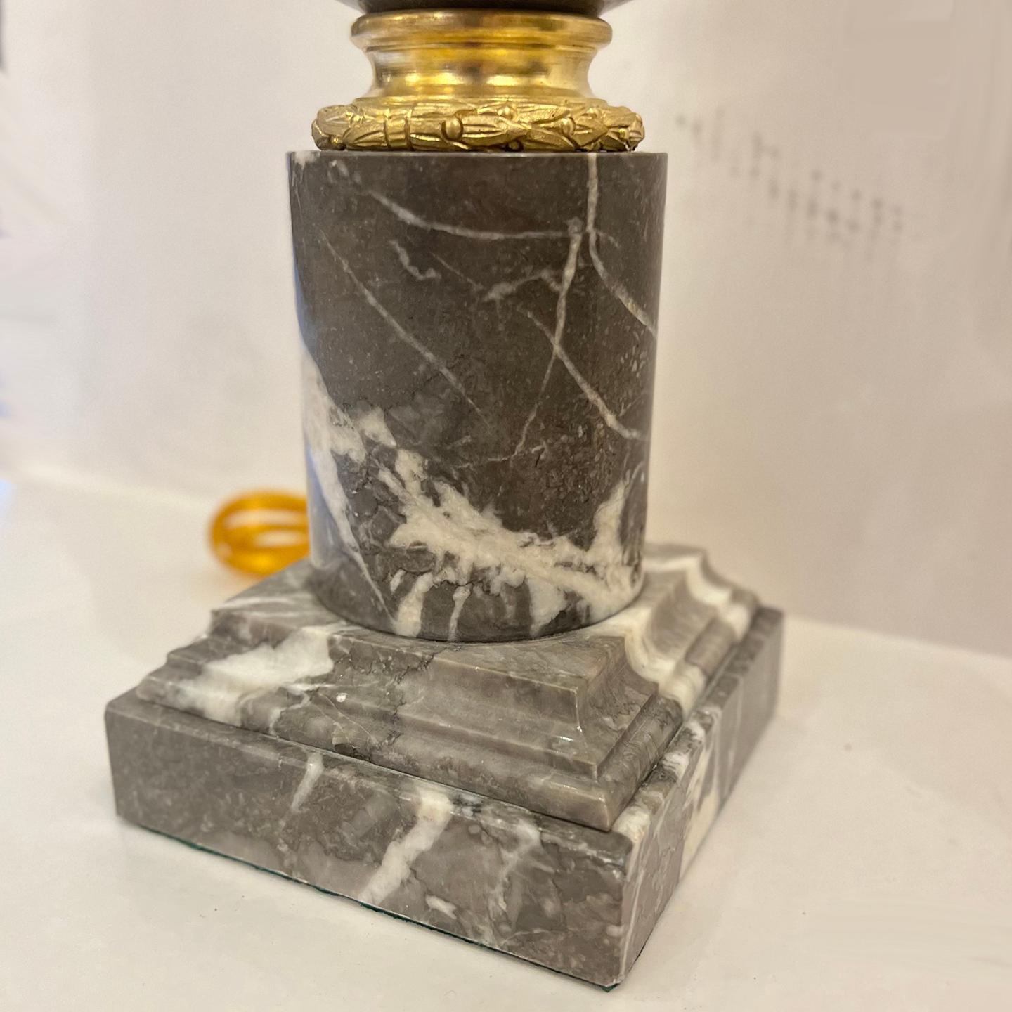 Pareja de lámparas francesas de mármol gris Francés en venta
