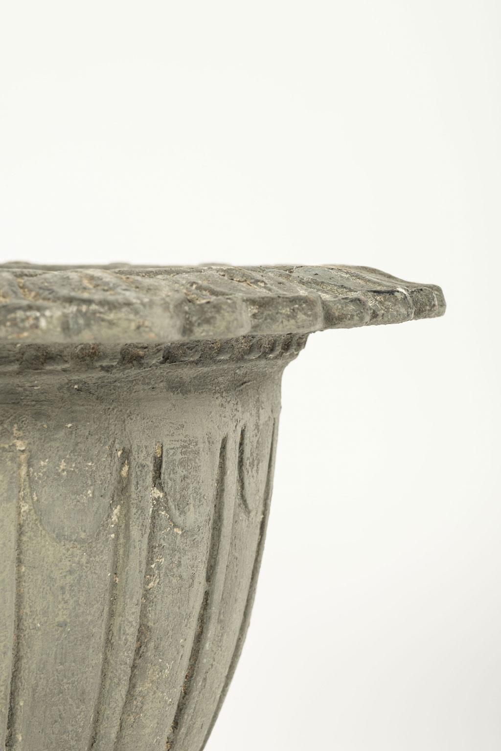 Paire d'urnes de jardin en fonte peinte en gris à la française en vente 3