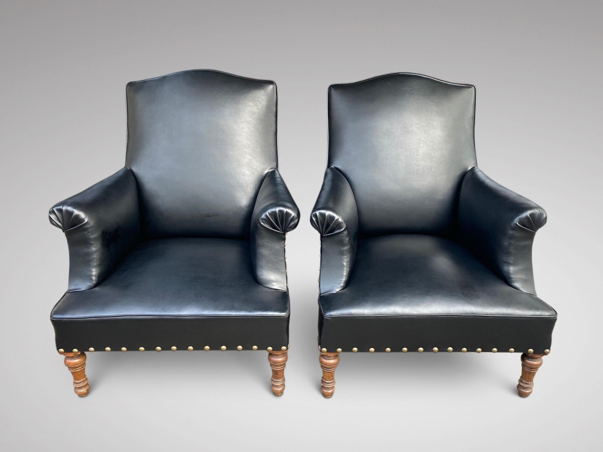 A large and very comfortable pair of Napoleon III antique French library armchairs. Quality black leather and studded on the front & back edges, standing on turned oak legs. Late 19th century. Very comfortable seating.

The dimensions are:
Height: