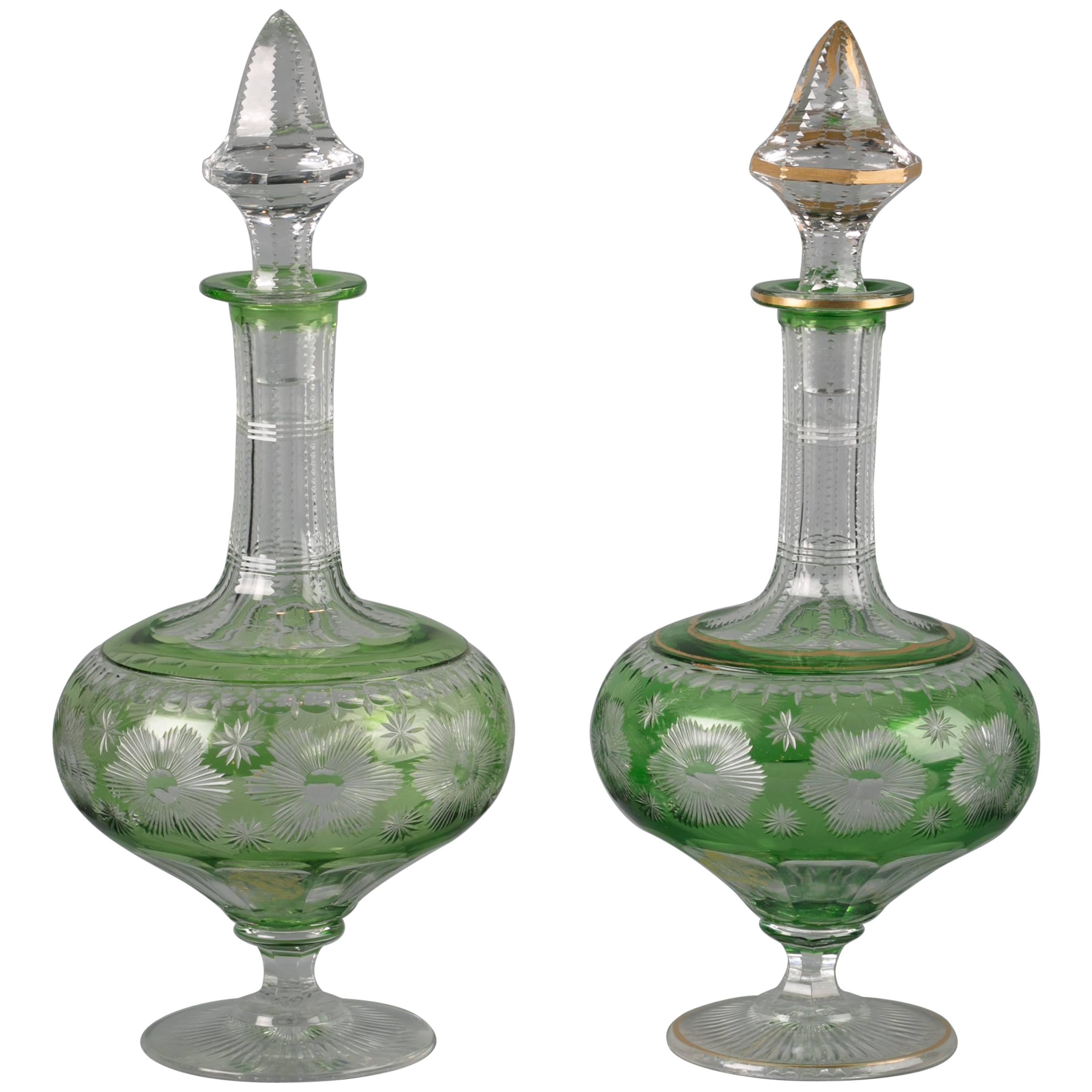 Paar französische grün gesprenkelte und gravierte Flaschen und Stopfen mit Motiven, um 1890 im Angebot