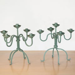 Paar französische Kandelaber aus grünem Eisen