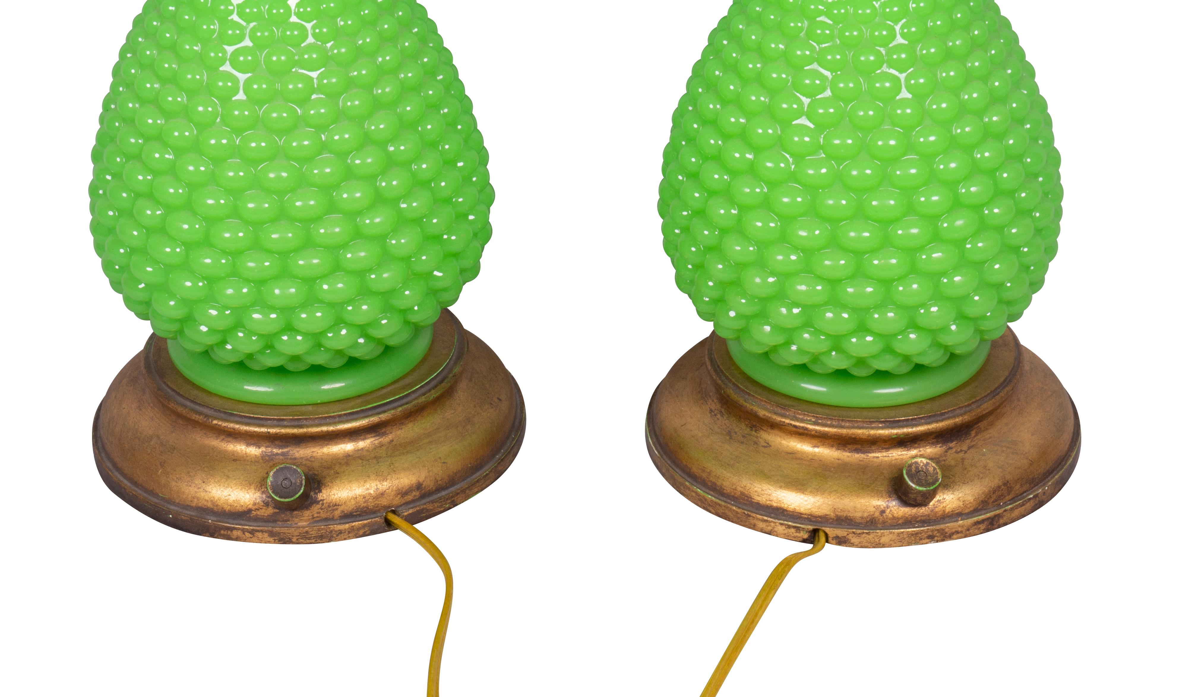 Paire de lampes de bureau françaises en verre opalin vert en vente 1