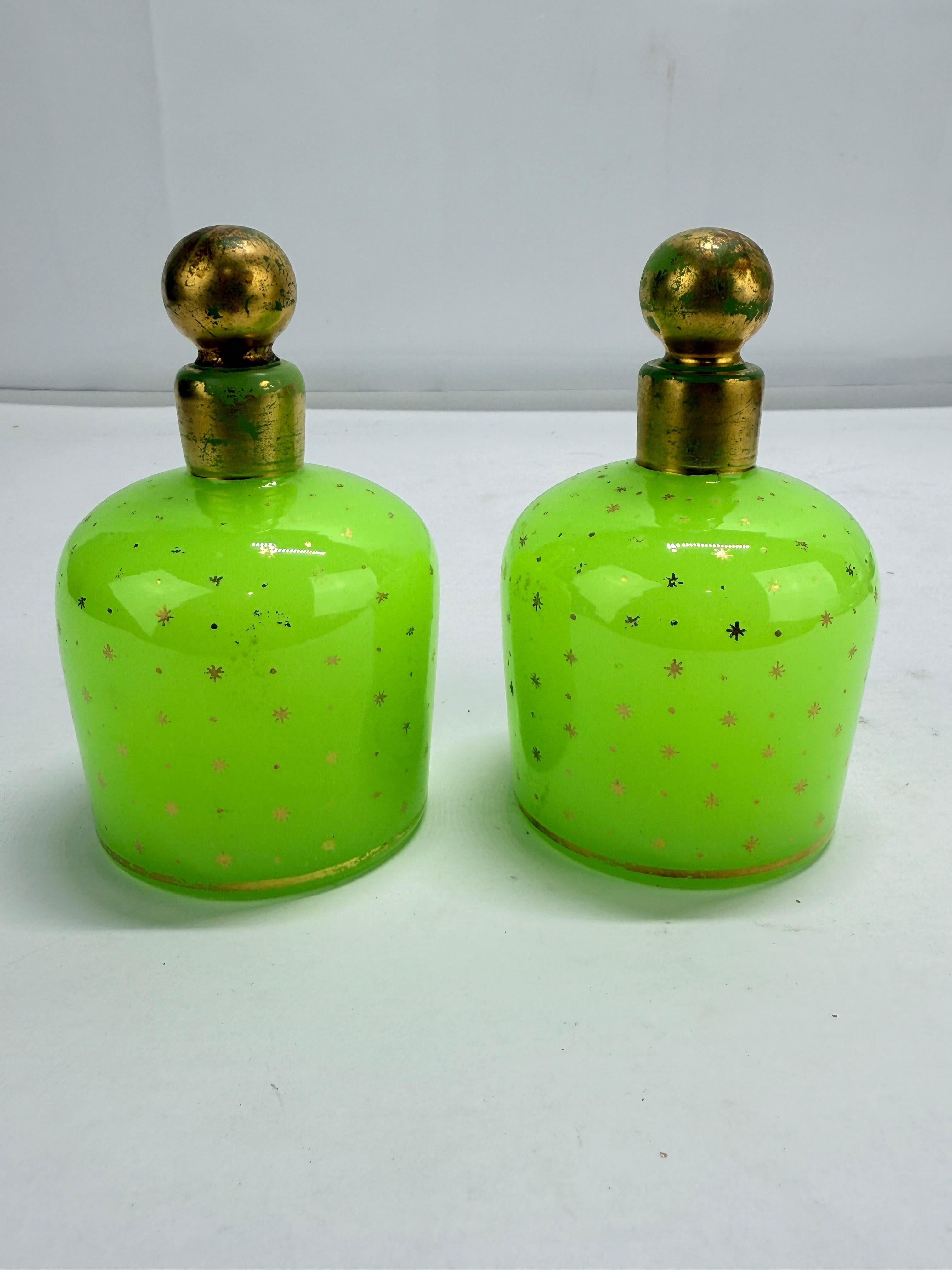 Pareja de frascos de perfume franceses de opalina verde con decoración de estrellas doradas Art Decó en venta
