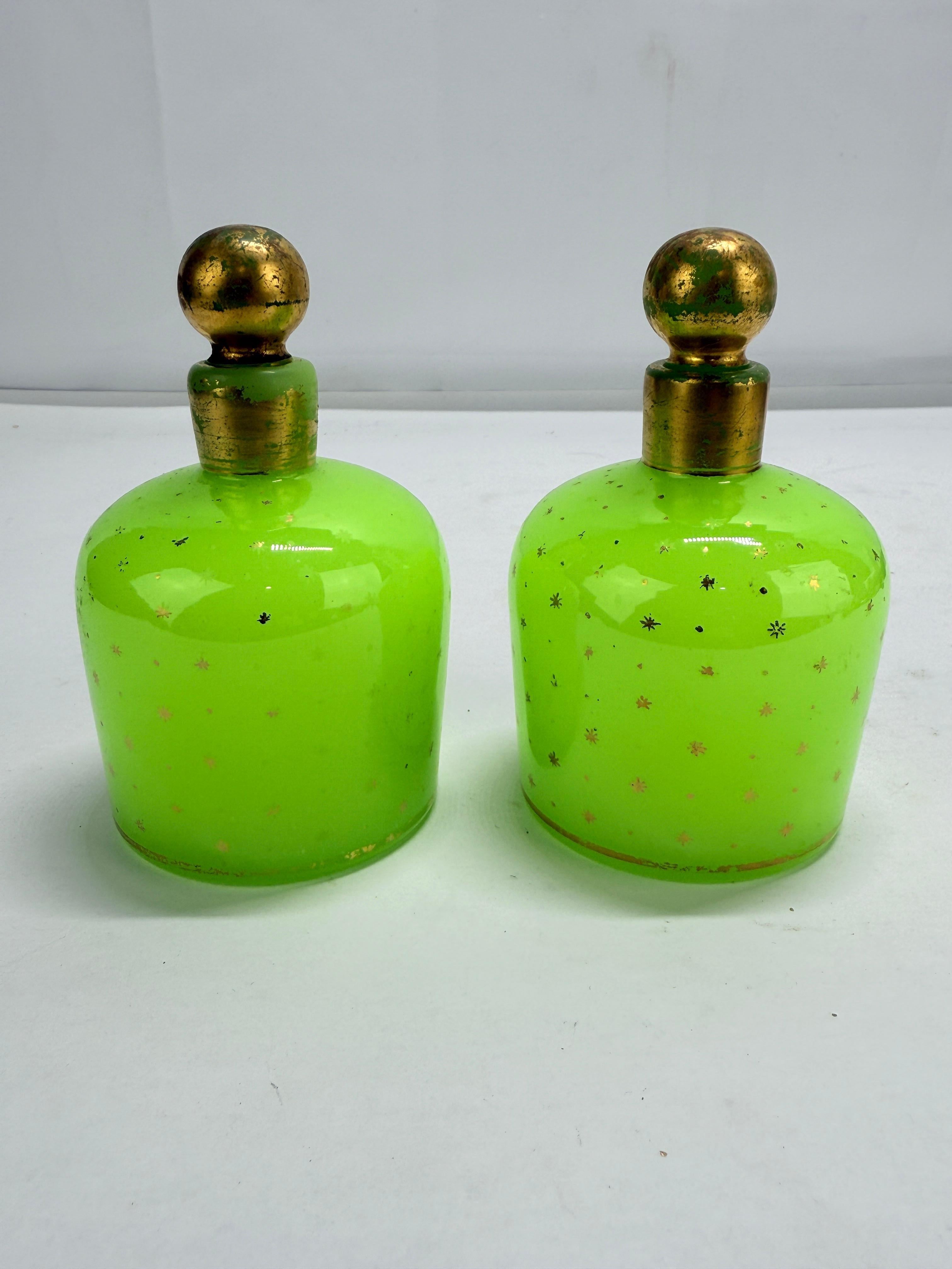 Pareja de frascos de perfume franceses de opalina verde con decoración de estrellas doradas Francés en venta