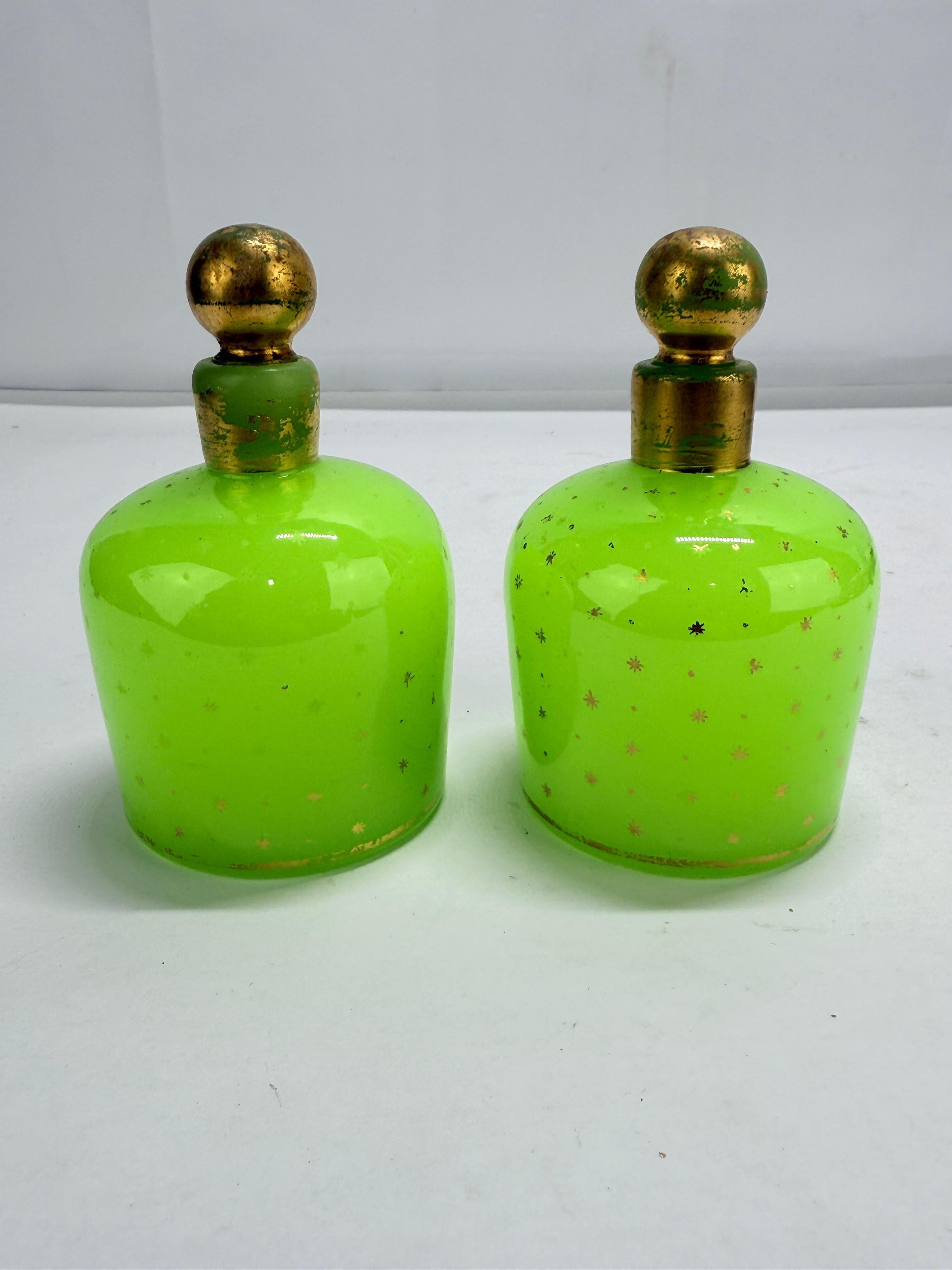 Pareja de frascos de perfume franceses de opalina verde con decoración de estrellas doradas en Bueno estado para la venta en Atlanta, GA
