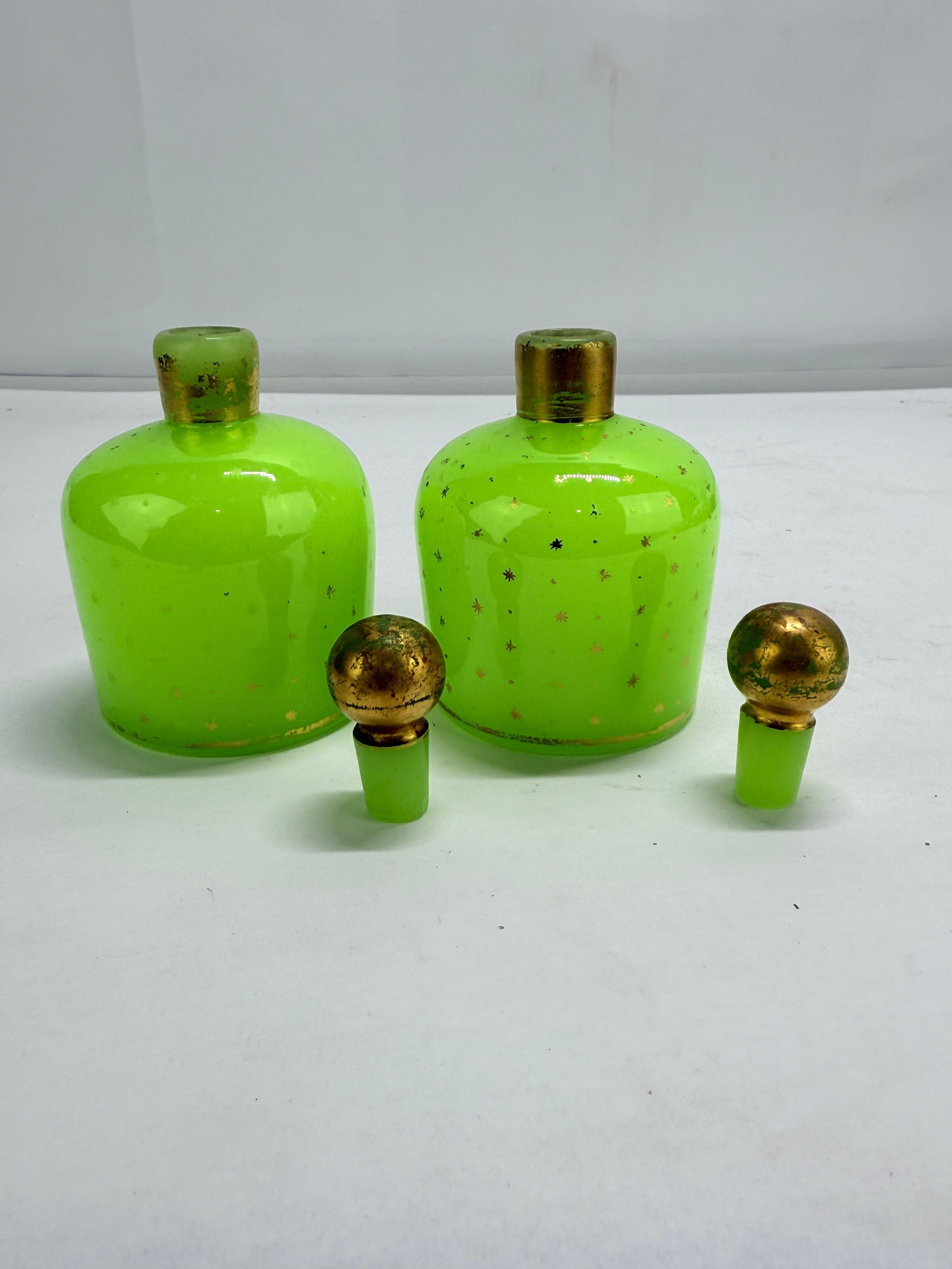 Pareja de frascos de perfume franceses de opalina verde con decoración de estrellas doradas siglo XIX en venta
