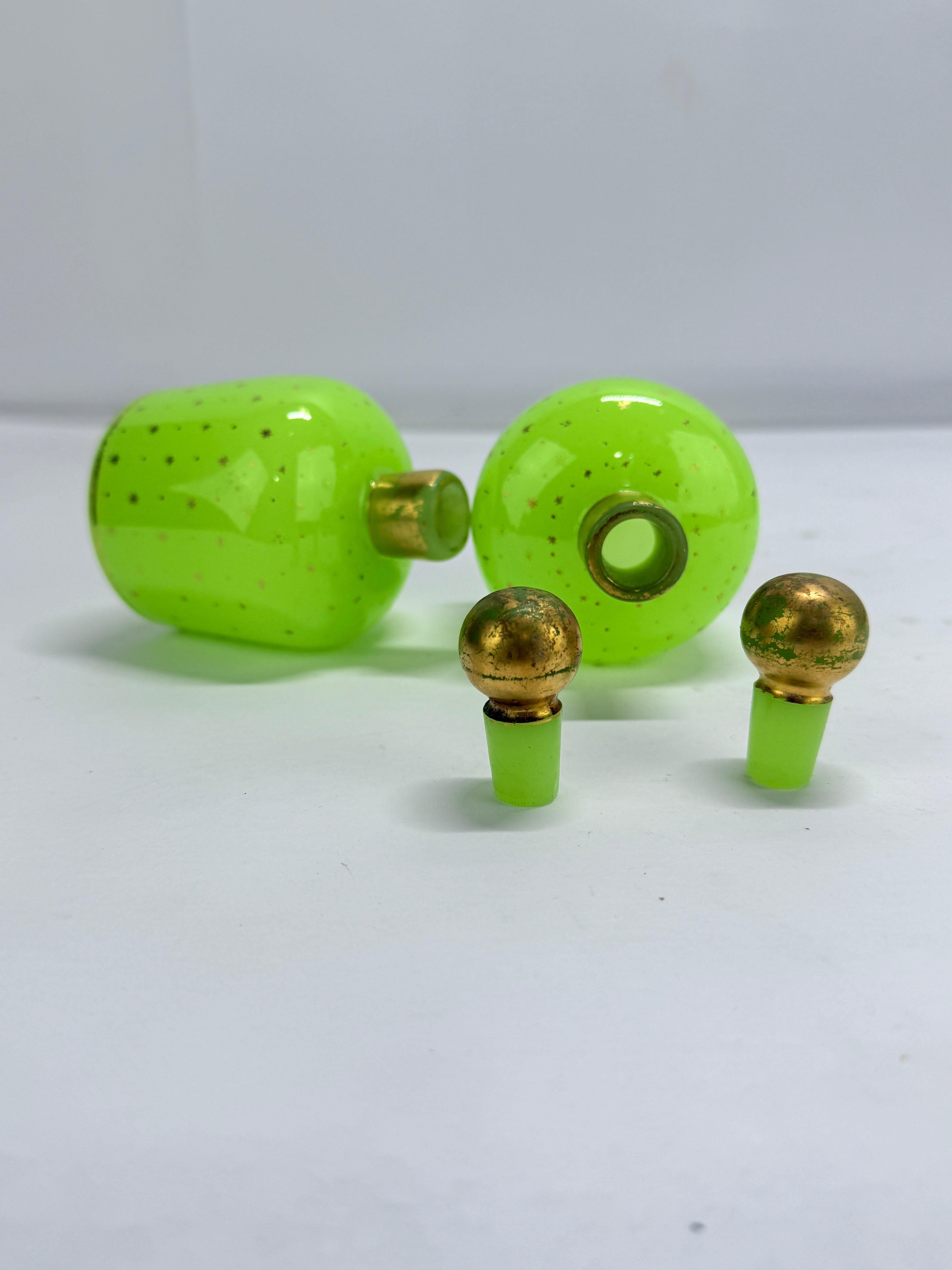 Pareja de frascos de perfume franceses de opalina verde con decoración de estrellas doradas Vidrio opalino en venta