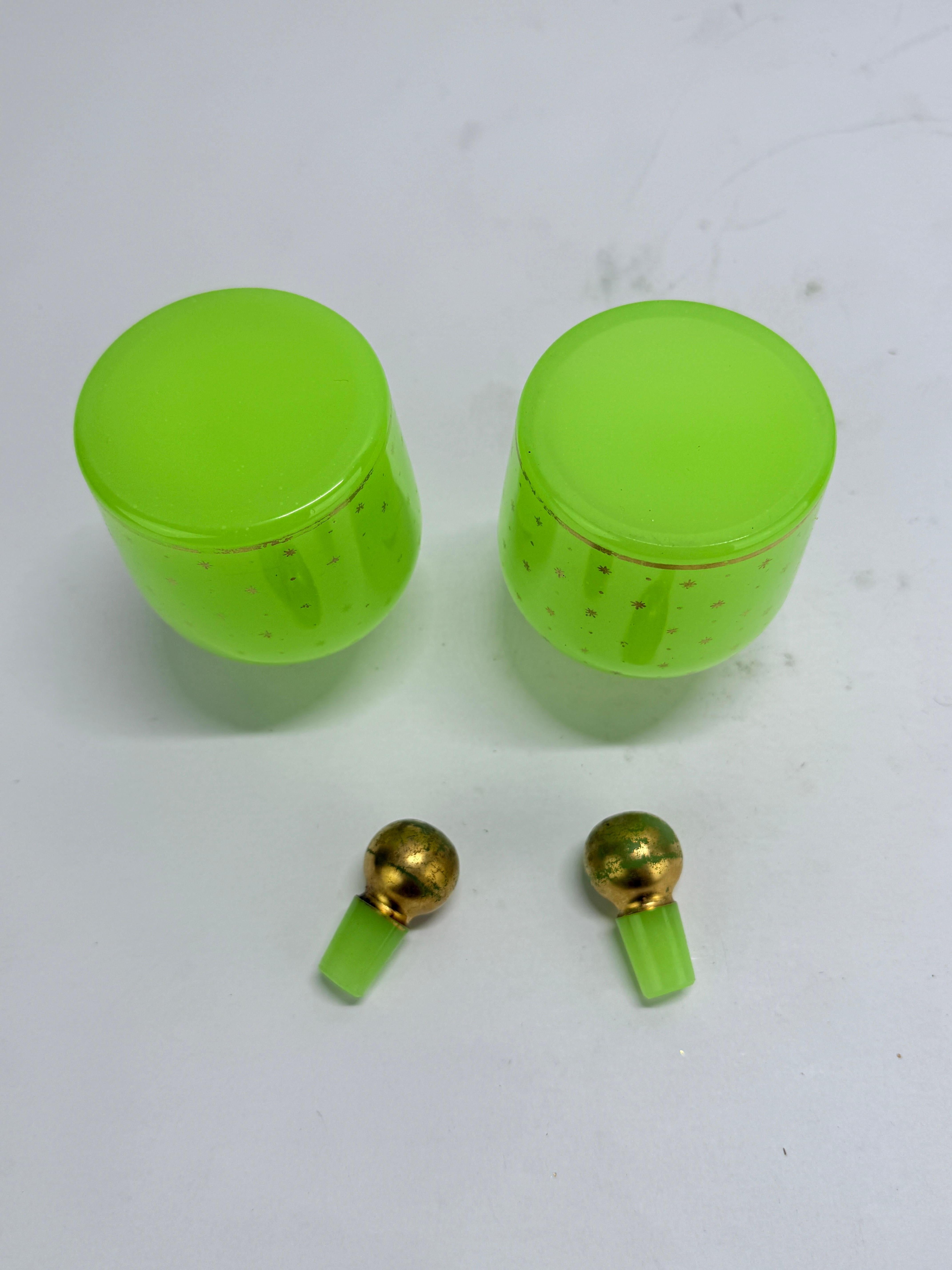 Pareja de frascos de perfume franceses de opalina verde con decoración de estrellas doradas en venta 1