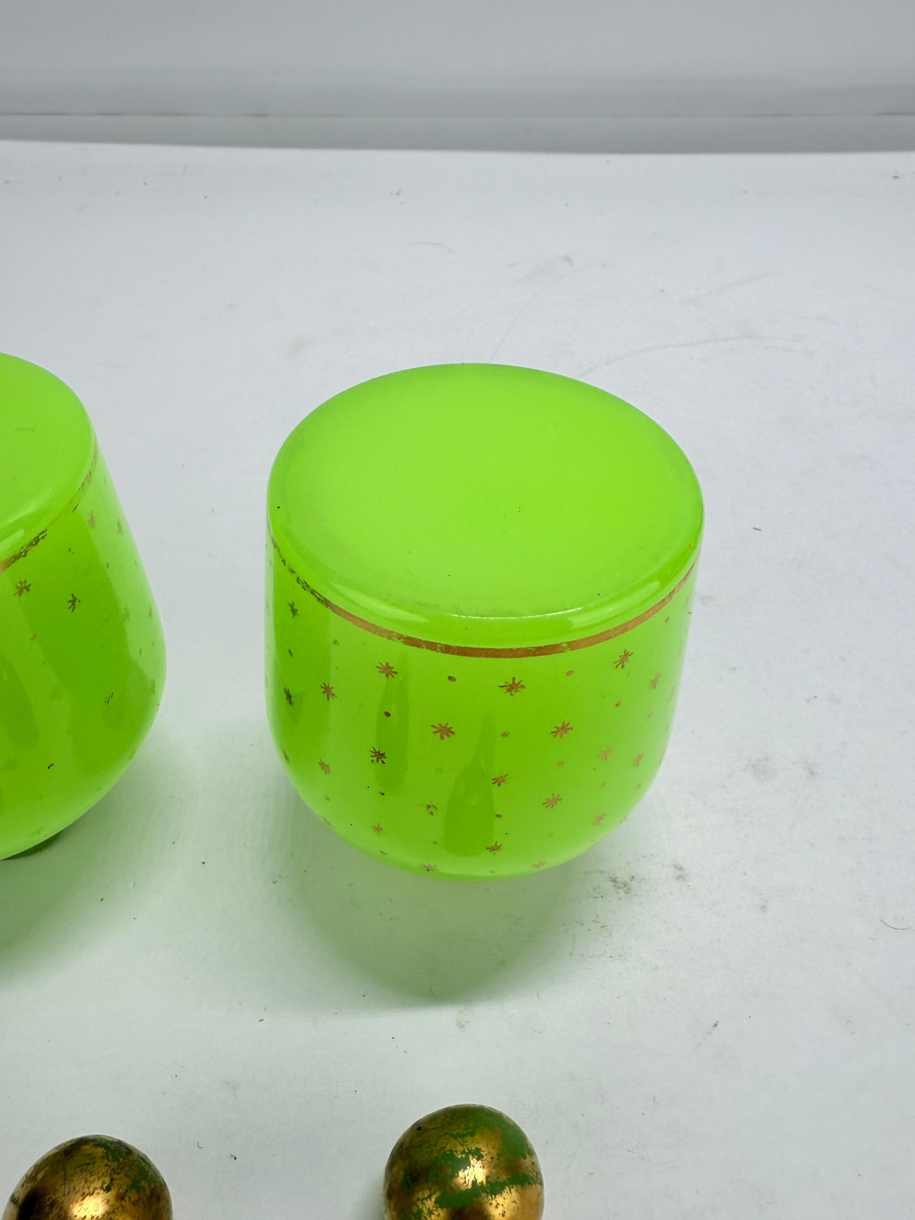 Pareja de frascos de perfume franceses de opalina verde con decoración de estrellas doradas en venta 2