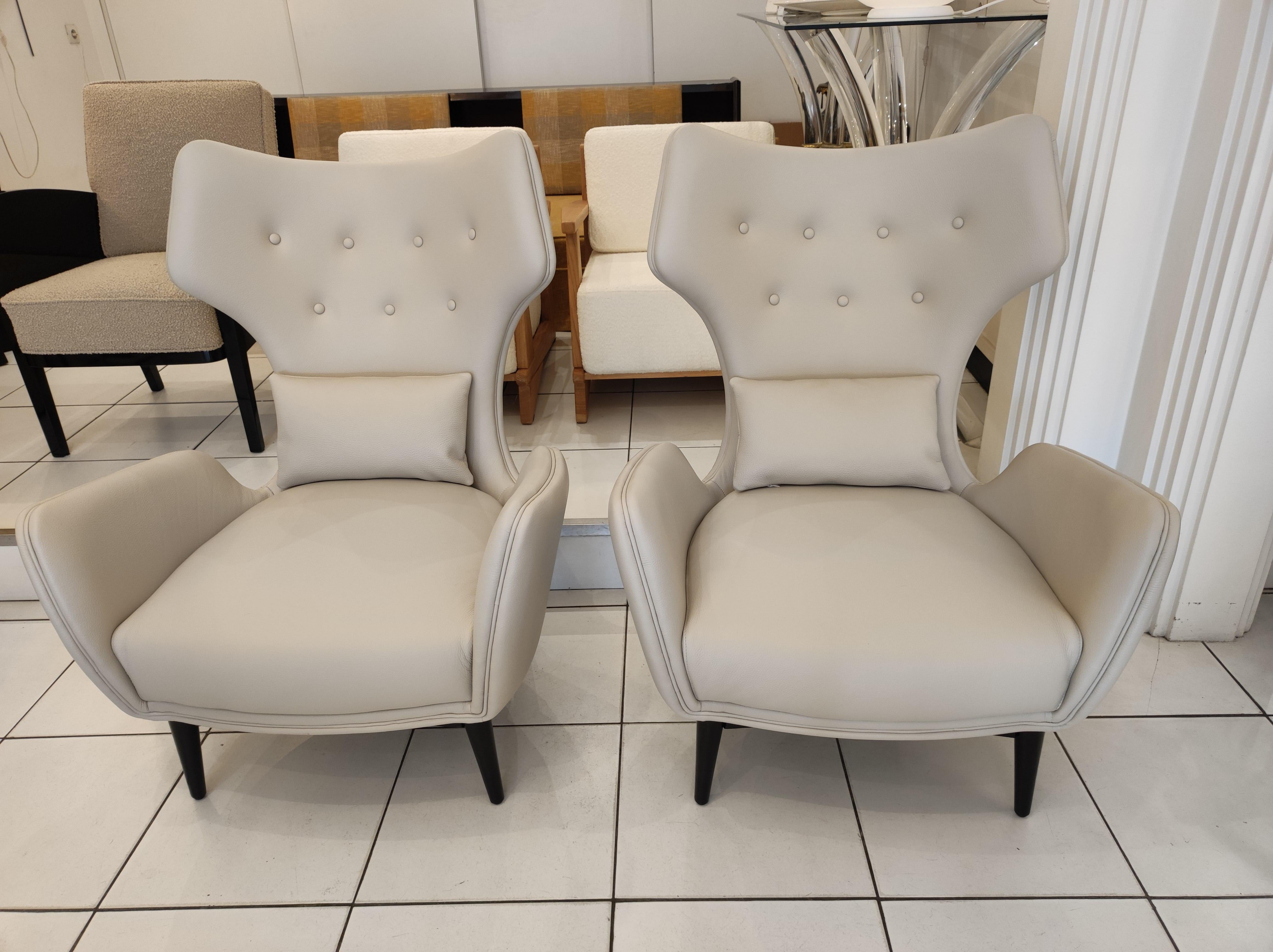 Contemporary Pair of French greige Leather Armchairs For Sale