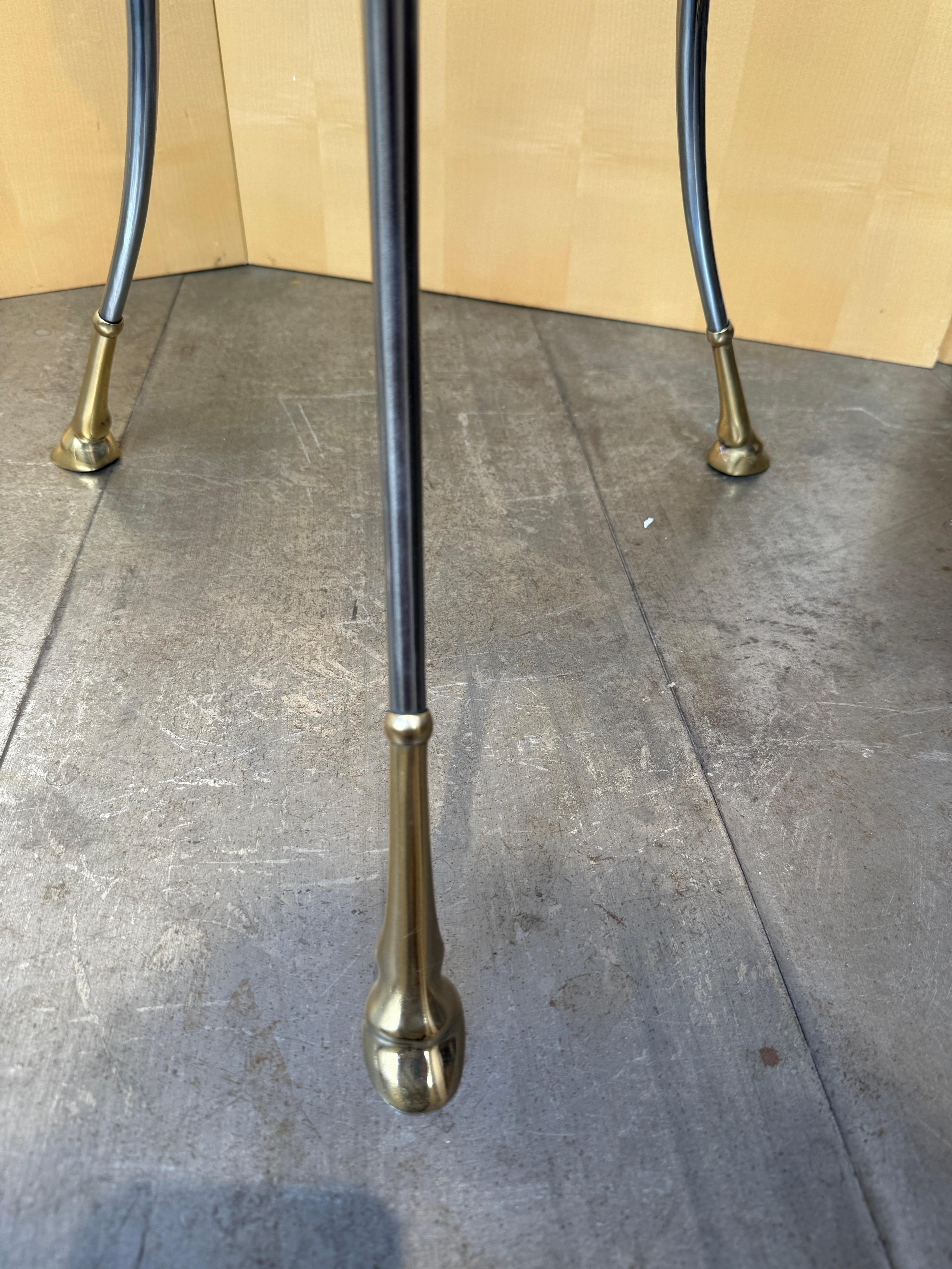 Una coppia molto elegante di guéridon francesi attribuiti alla Maison Jansen 
Circa 1970
Piano in acciaio, ottone e marmo 
Splendide condizioni vintage 