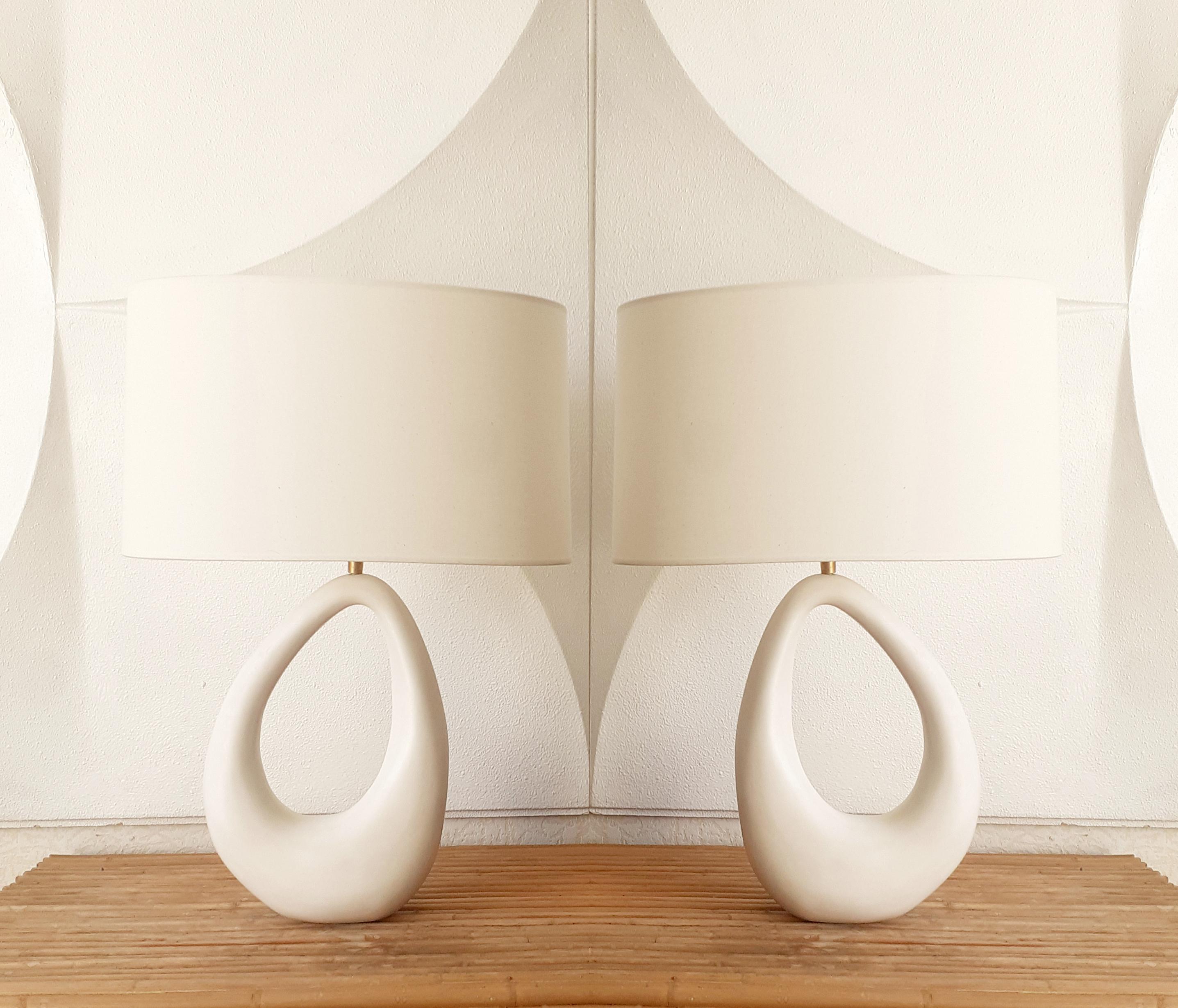 French white enameled ceramic lamps with linen shape, handmade by EF STUDIO, Paris.
Brass structure. Very decorative freeform.

Measures: Height 14.57 in. (37 cm)
Width 9.85 in. (25 cm)
Depth 3.94 in. (10 cm).