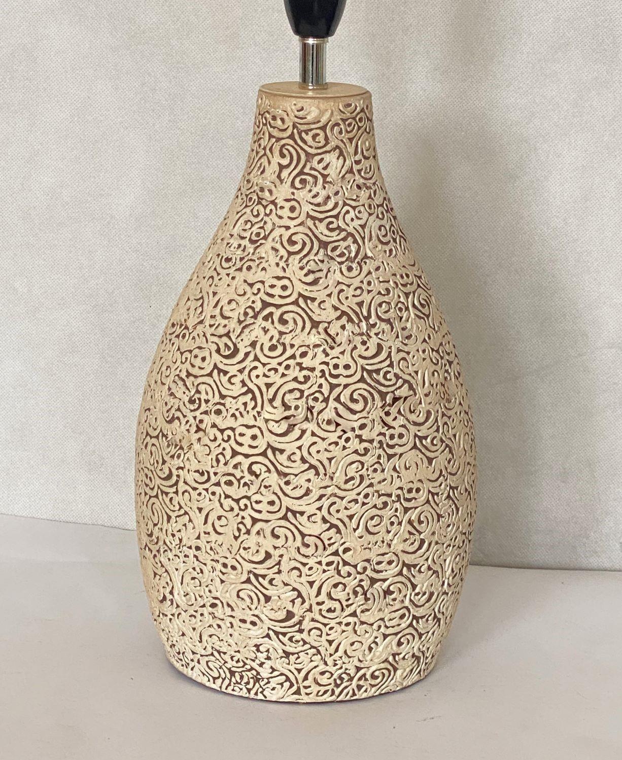Fatto a mano Coppia di lampade da tavolo francesi in ceramica lavorata a mano, anni '60 in vendita