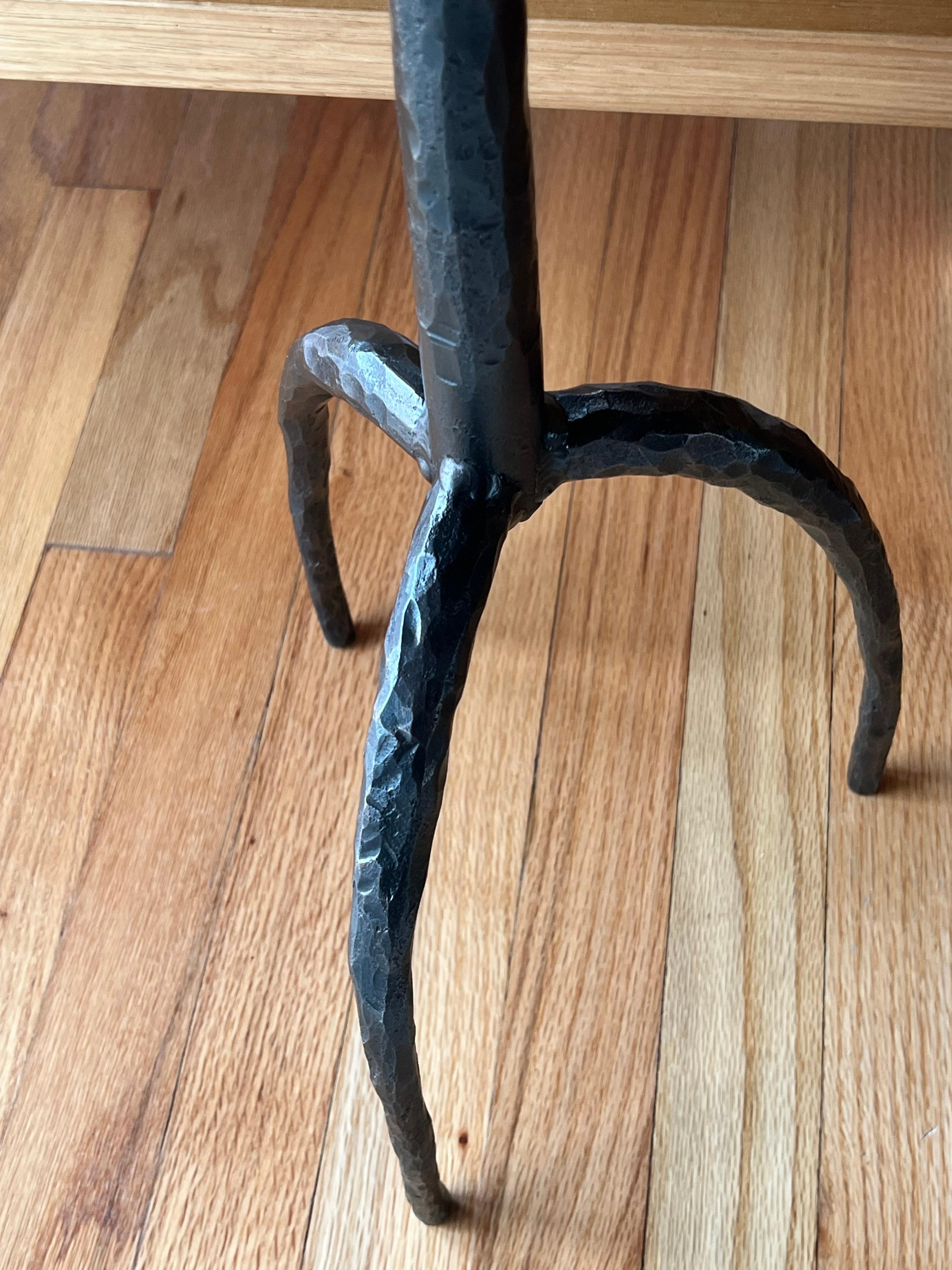 Paar französische handgehämmerte schmiedeeiserne Beistelltische im Stil von Giacometti im Angebot 2