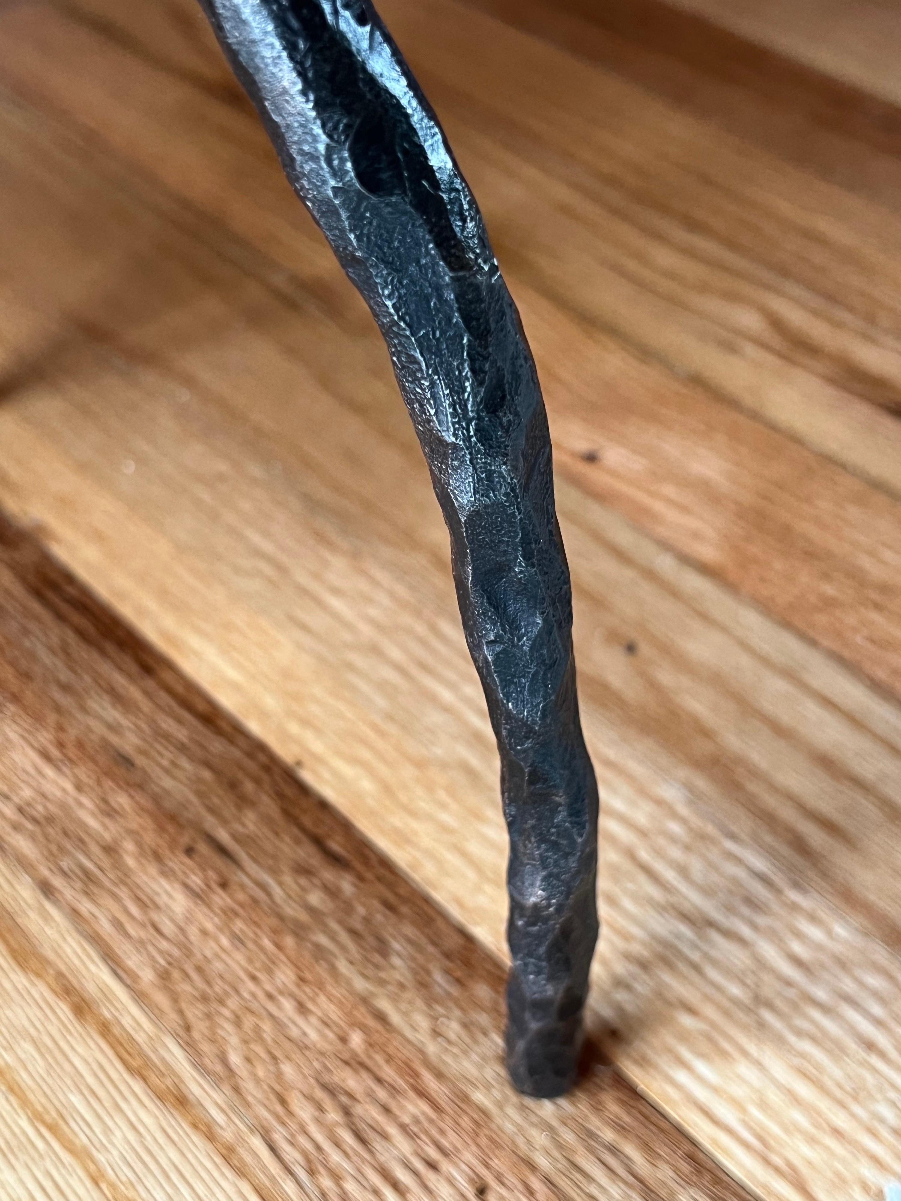 Paar französische handgehämmerte schmiedeeiserne Beistelltische im Stil von Giacometti im Angebot 3