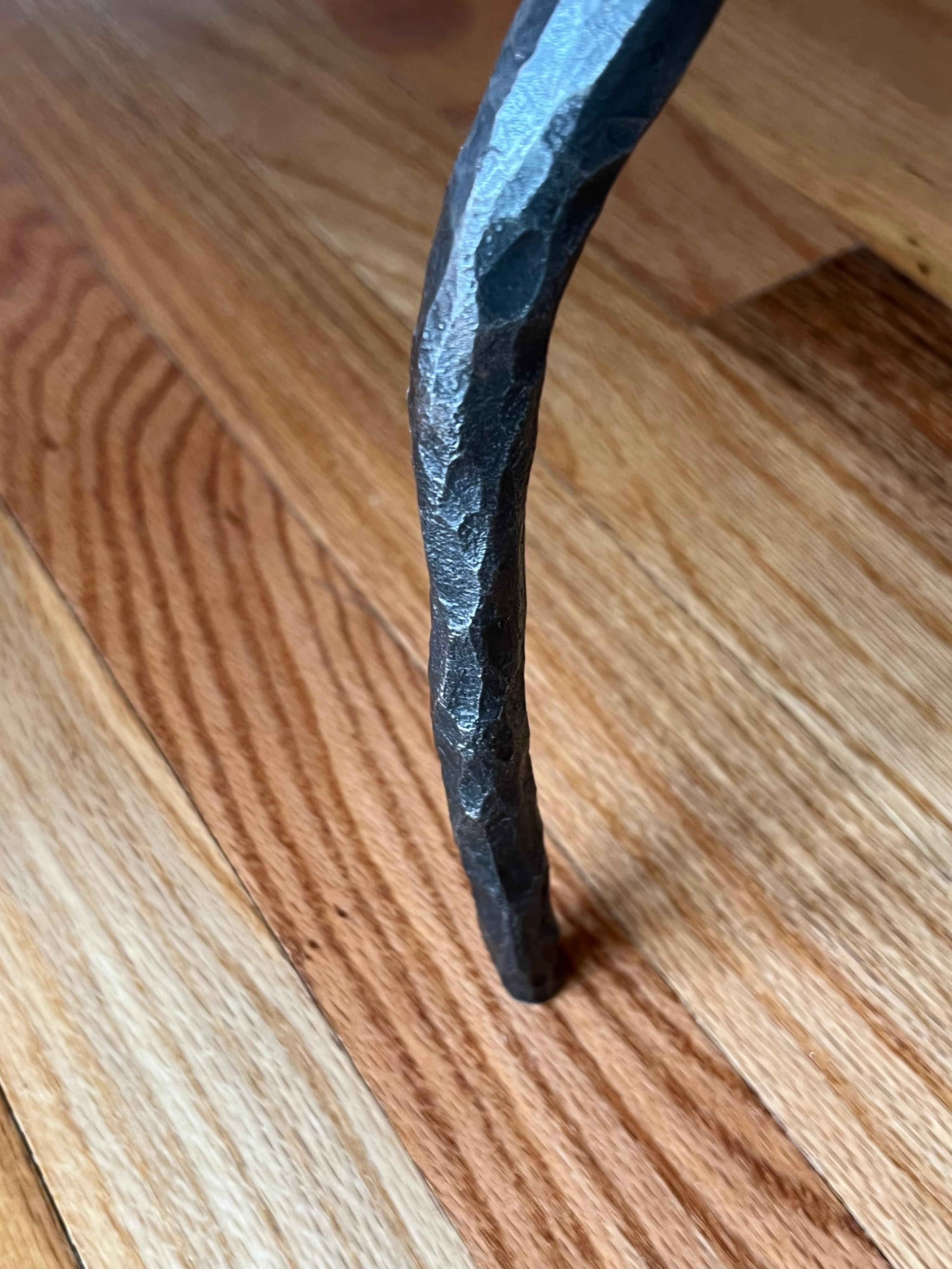 Paar französische handgehämmerte schmiedeeiserne Beistelltische im Stil von Giacometti im Angebot 4