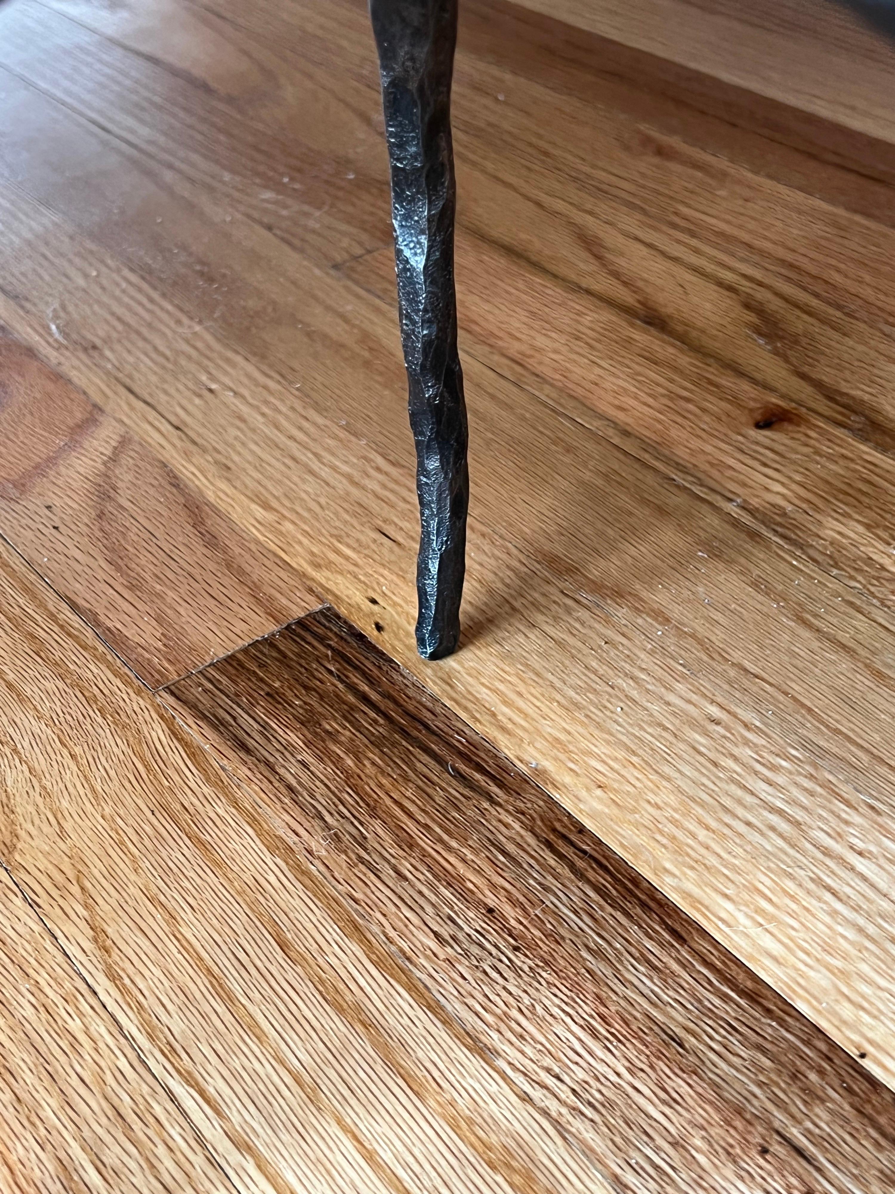 Paar französische handgehämmerte schmiedeeiserne Beistelltische im Stil von Giacometti im Angebot 5