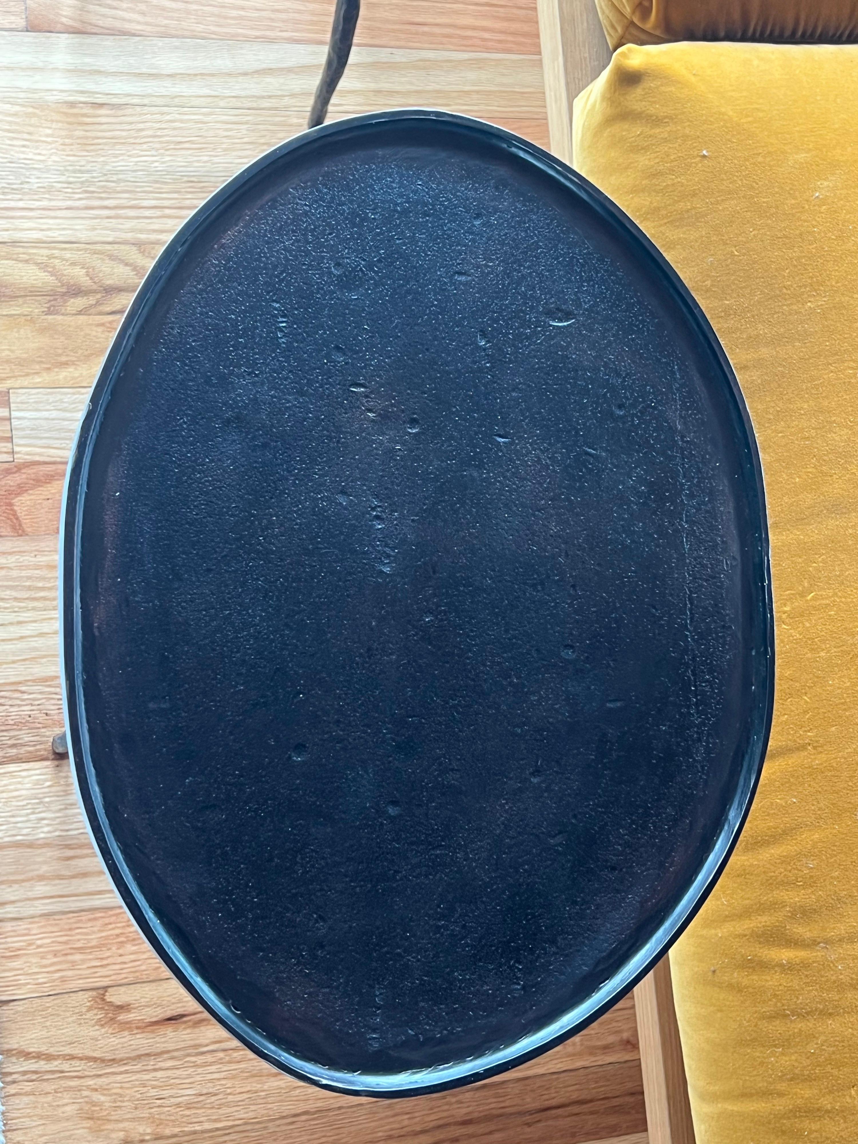 Paar französische handgehämmerte schmiedeeiserne Beistelltische im Stil von Giacometti im Angebot 8