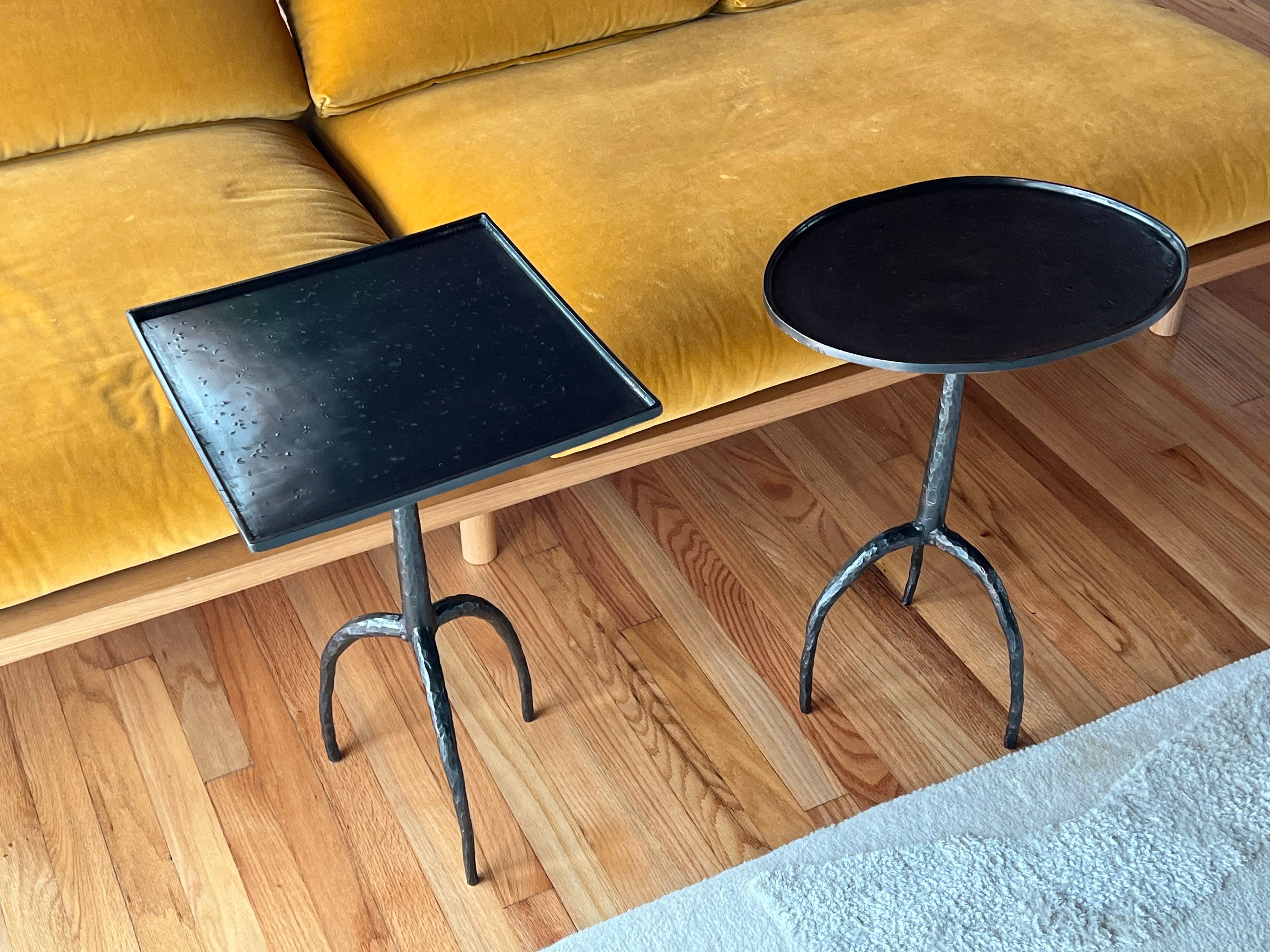 Exquisites und exotisches Paar französischer Beistelltische aus handgehämmertem Schmiedeeisen im Stil von Alberto und Diego Giacometti für den Designer und Einzelhändler Jean-Michel Frank Die Stücke spiegeln sowohl moderne als auch  alte etruskische