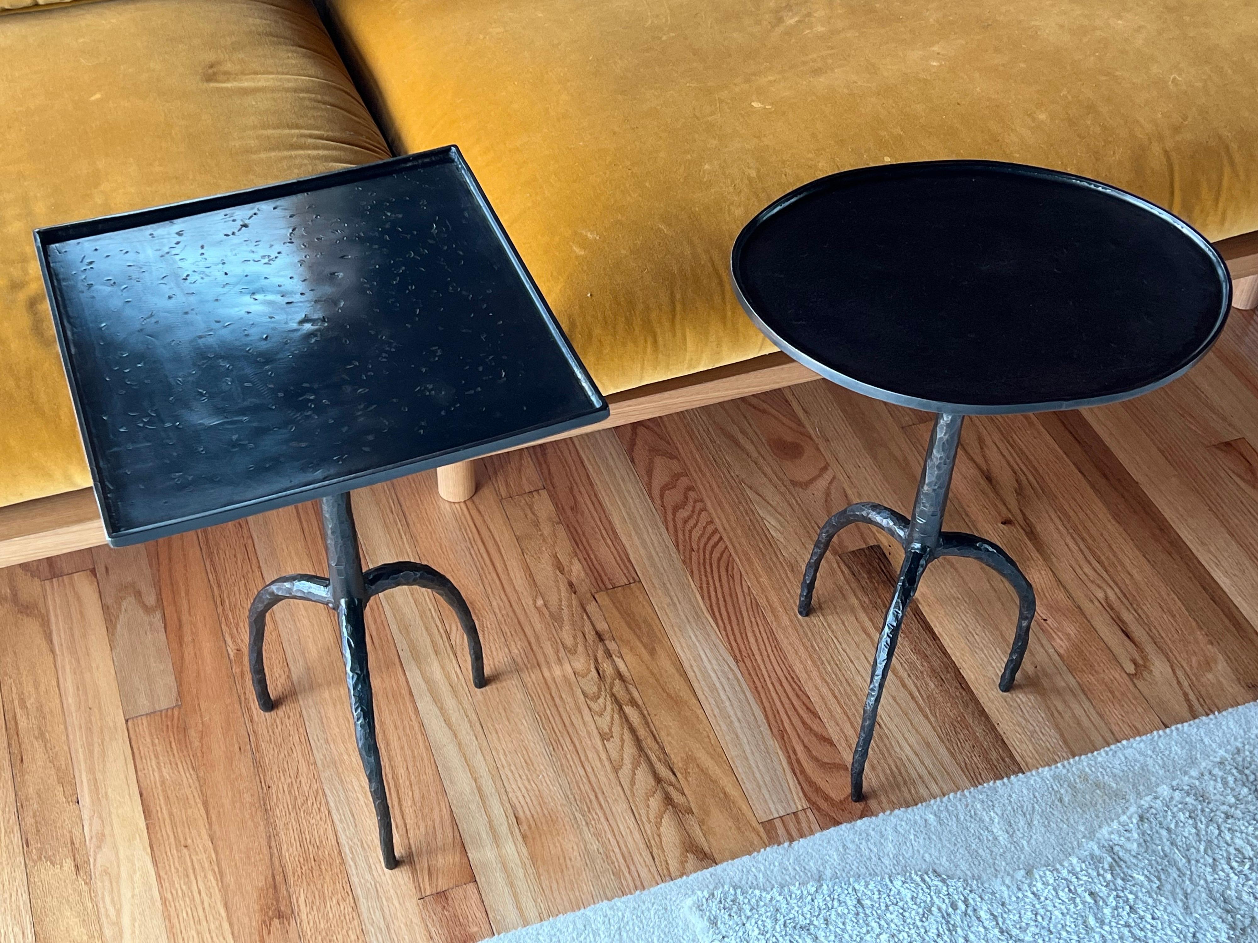 Paar französische handgehämmerte schmiedeeiserne Beistelltische im Stil von Giacometti (Französisch) im Angebot