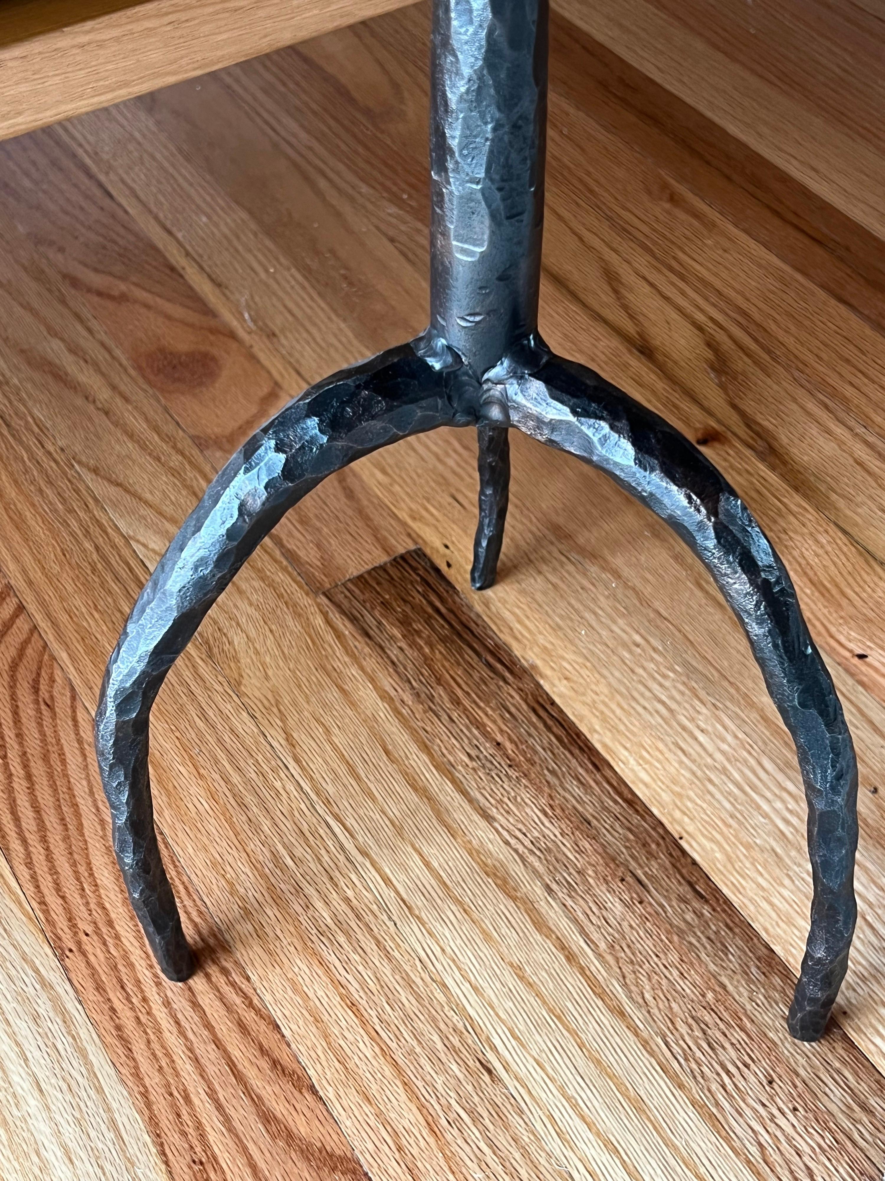 Paar französische handgehämmerte schmiedeeiserne Beistelltische im Stil von Giacometti im Angebot 1