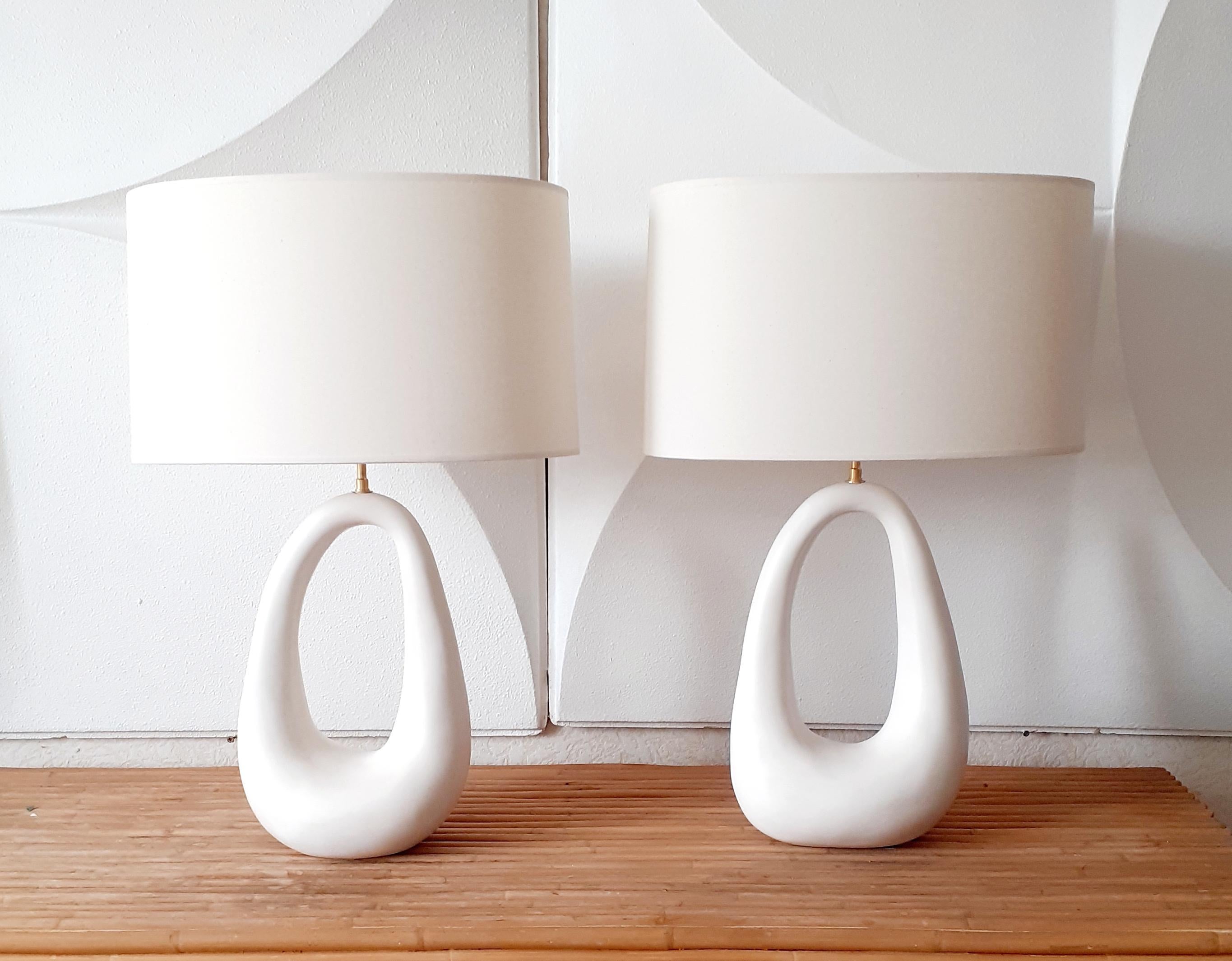 French white enameled ceramic lamps with linen shape, handmade by EF STUDIO, Paris.
Brass structure. Very decorative freeform.
Dimensions with shape 25.6 x 16.1 inch
Dimension of the ceramic 15.3 x 9.8 inch.