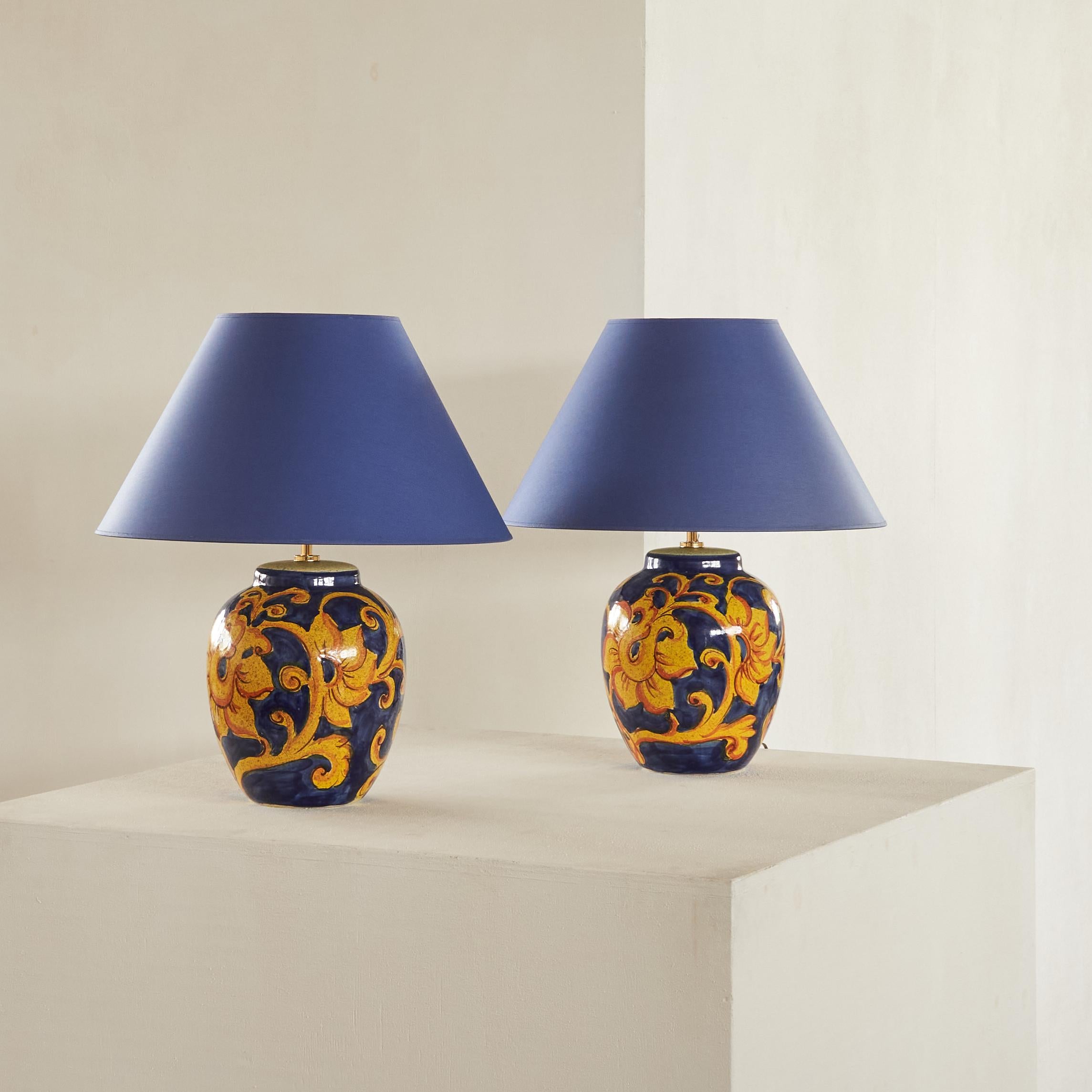 Coppia di lampade da tavolo francesi in ceramica dipinta a mano con decorazioni floreali degli anni '80

Si tratta di una splendida coppia di lampade da tavolo francesi dipinte a mano di alta qualità con paralumi blu. Una coppia di lampade deliziosa