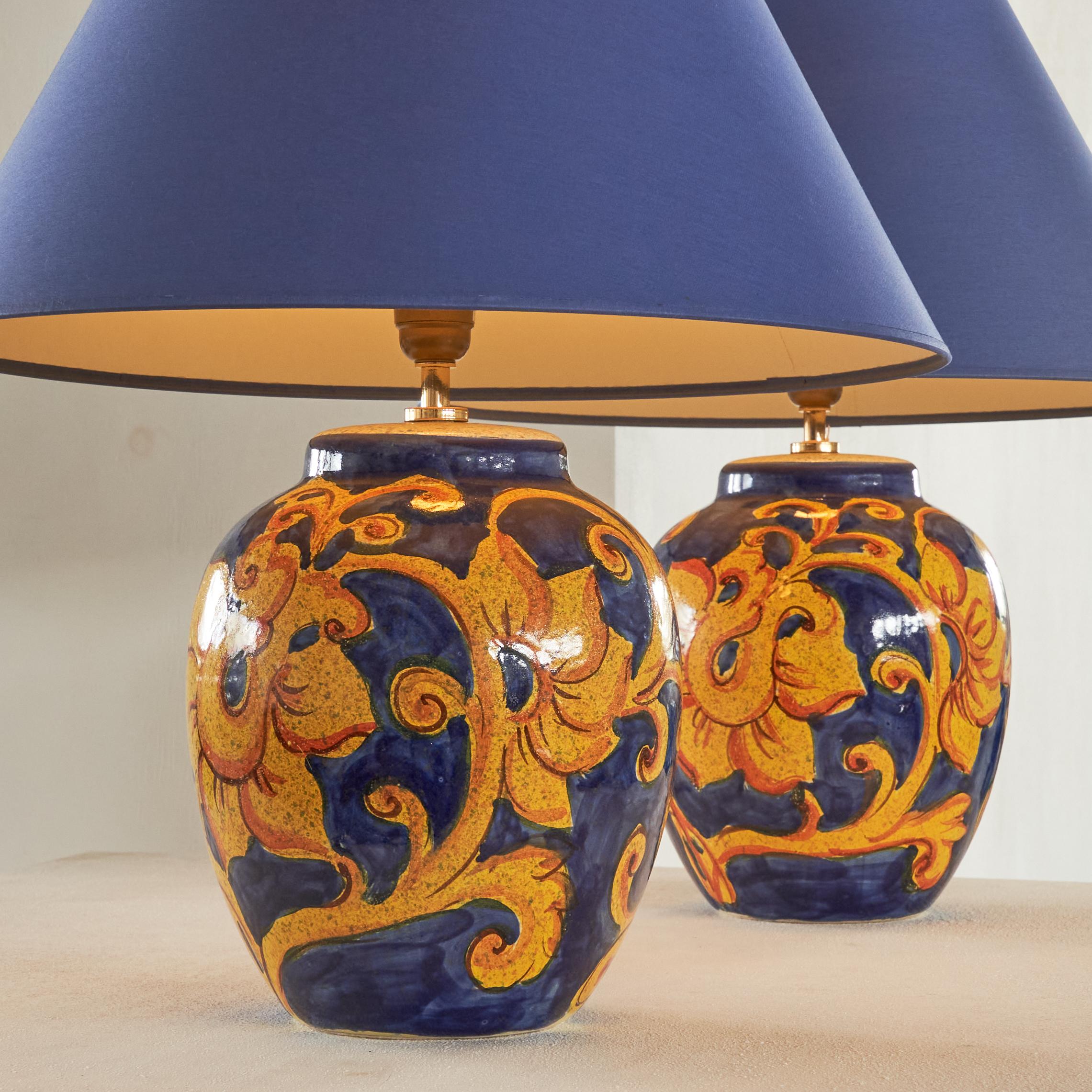 Mid-Century moderno Coppia di lampade da tavolo francesi in ceramica dipinta a mano con decorazioni floreali degli anni '80 in vendita
