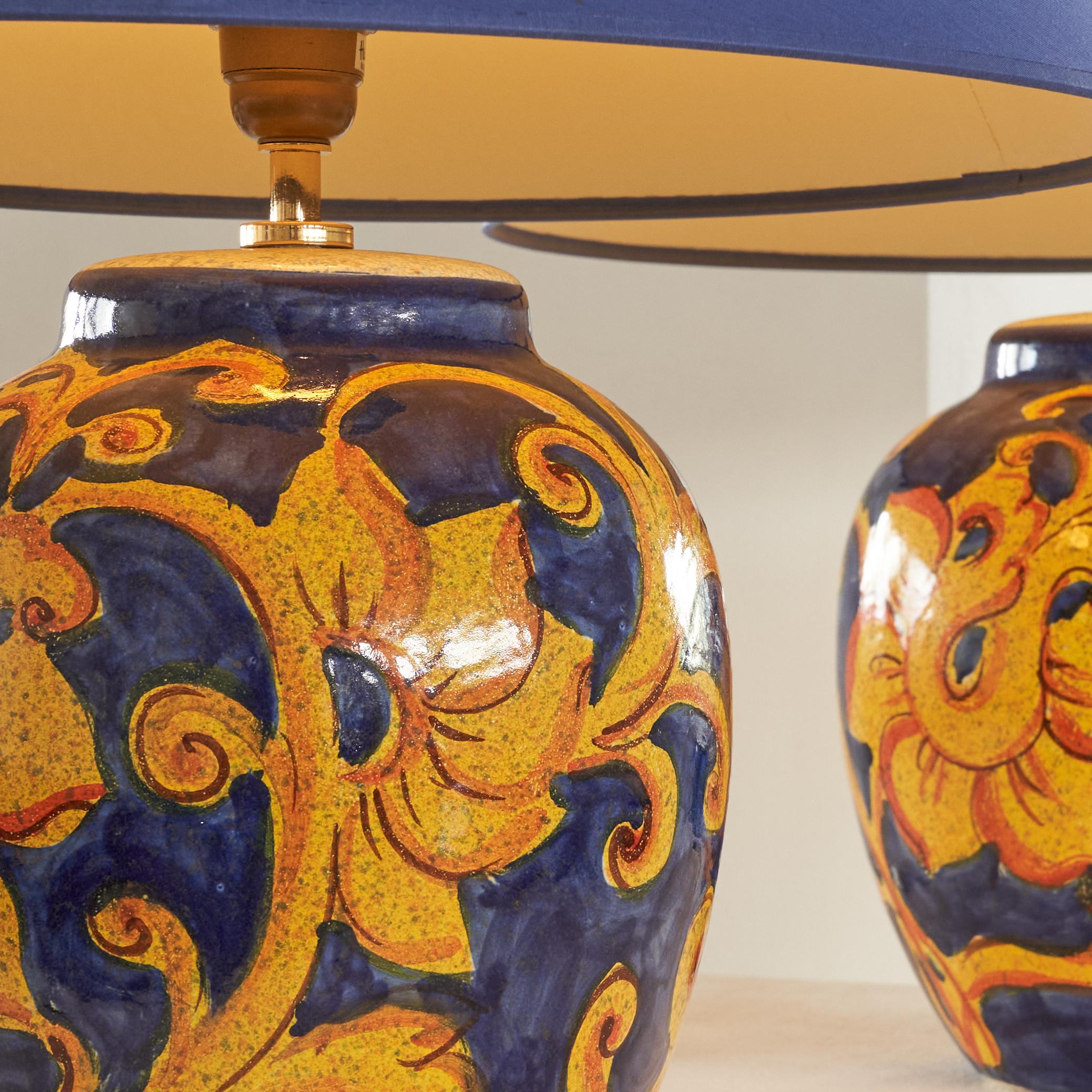 Francese Coppia di lampade da tavolo francesi in ceramica dipinta a mano con decorazioni floreali degli anni '80 in vendita