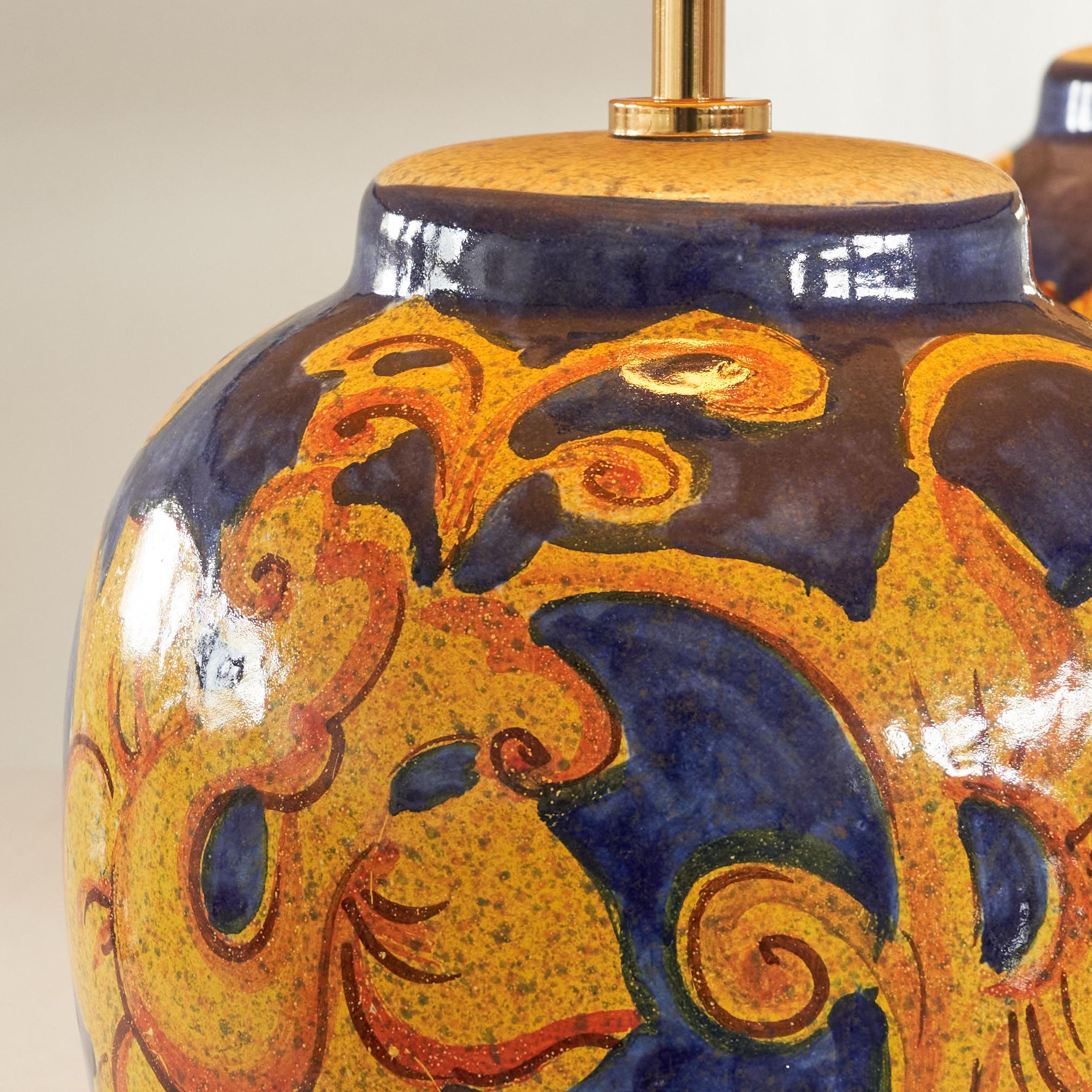 Coppia di lampade da tavolo francesi in ceramica dipinta a mano con decorazioni floreali degli anni '80 In condizioni buone in vendita a Tilburg, NL