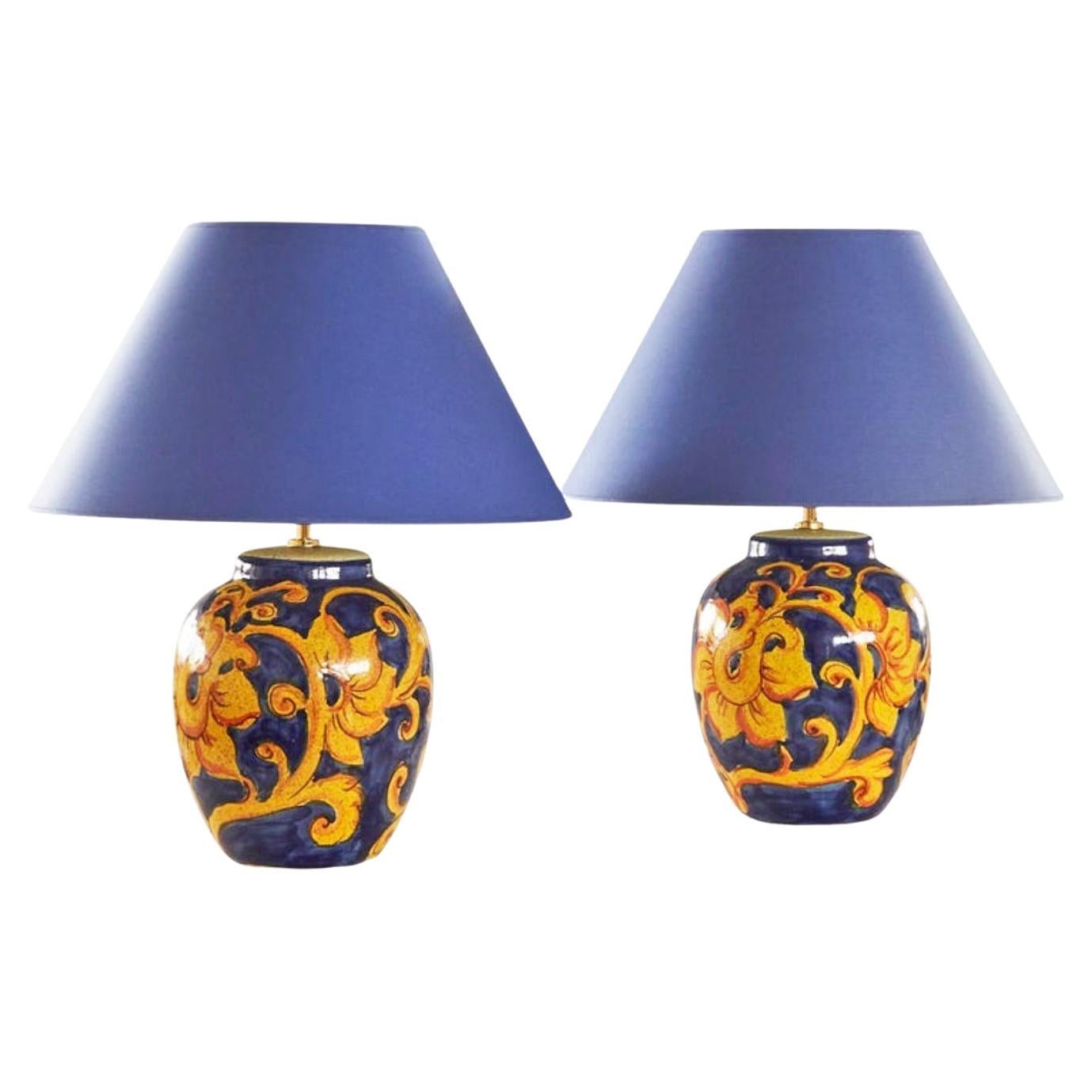 Paar französische handbemalte Keramik-Tischlampen mit Blumendekor 1980er Jahre