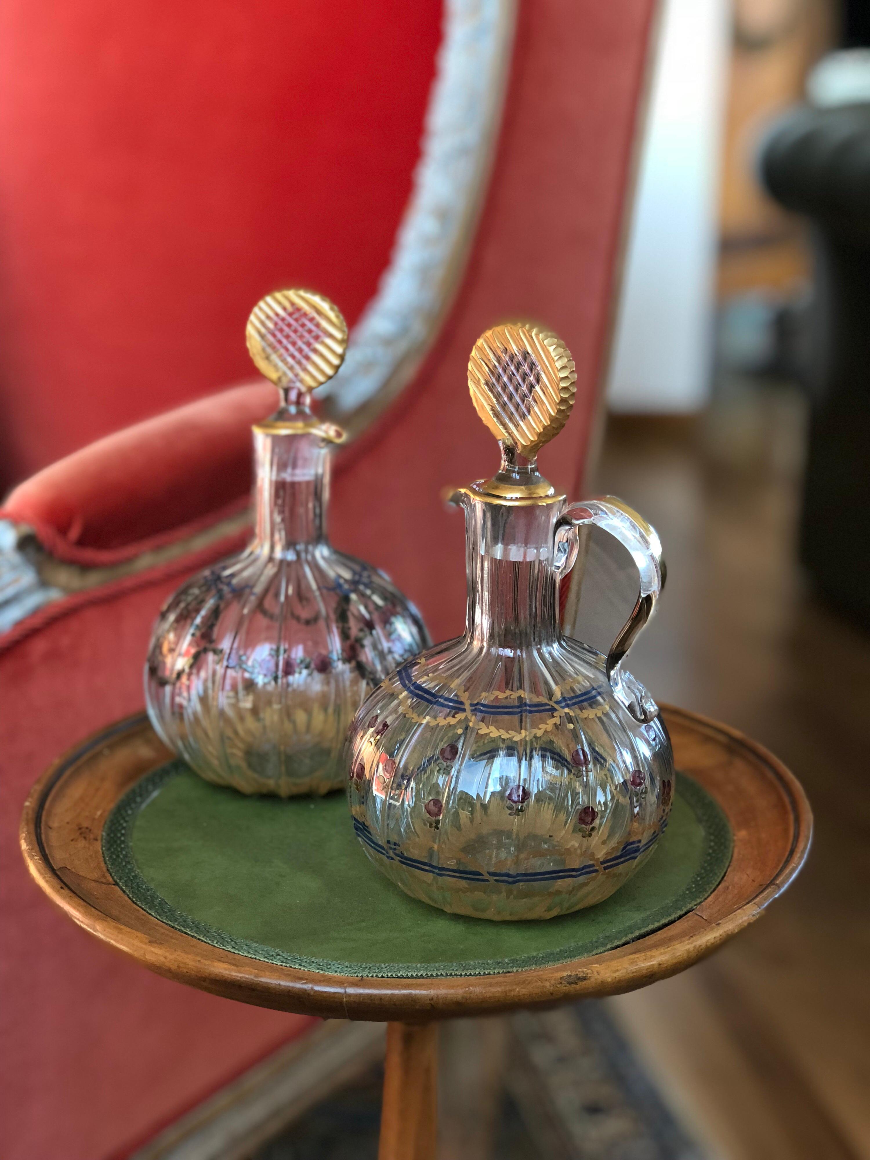 Paar französische handbemalte Glaskaraffen 