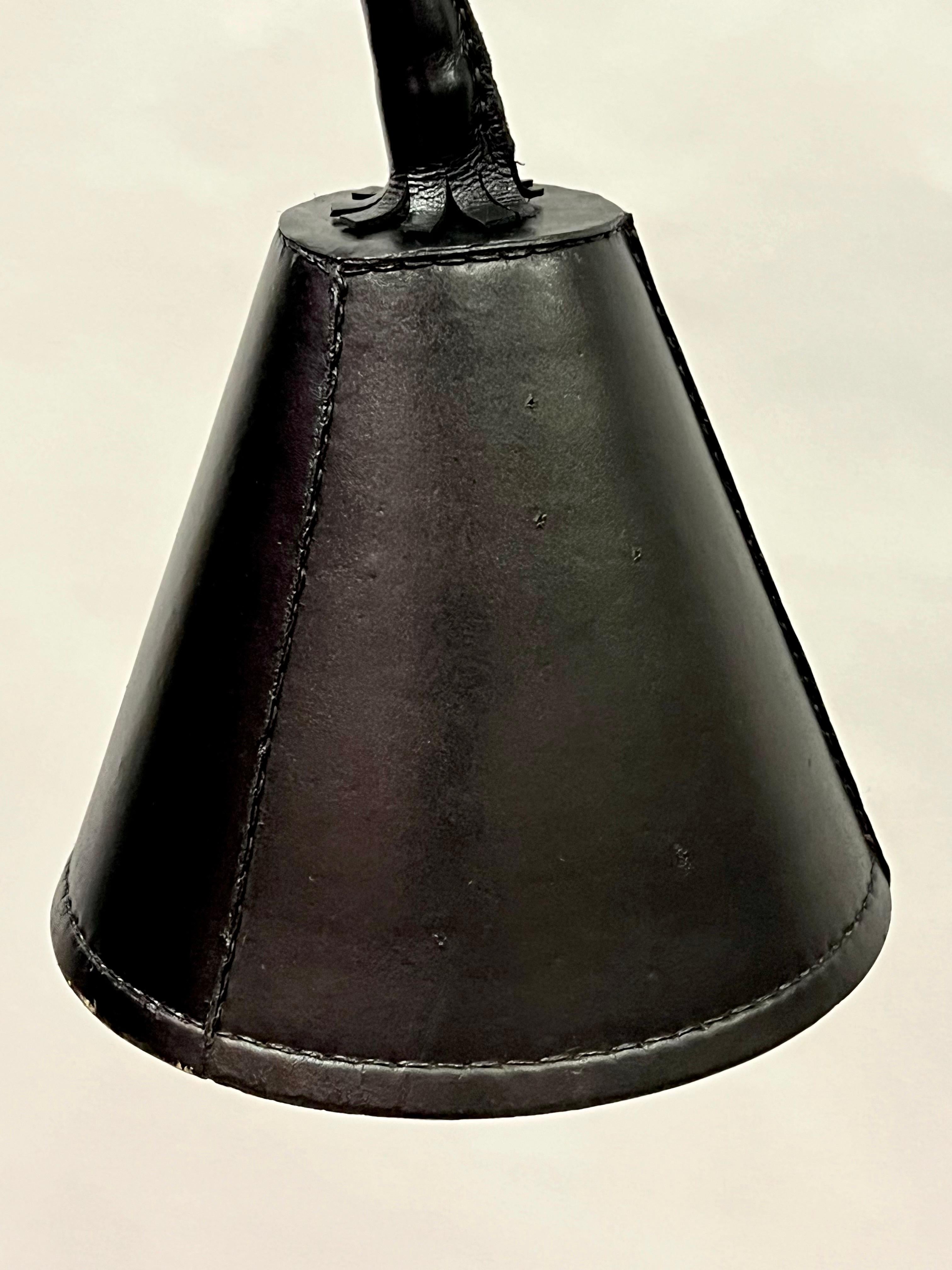Paire de lampadaires en cuir noir cousu main par Jacques Adnet en vente 2