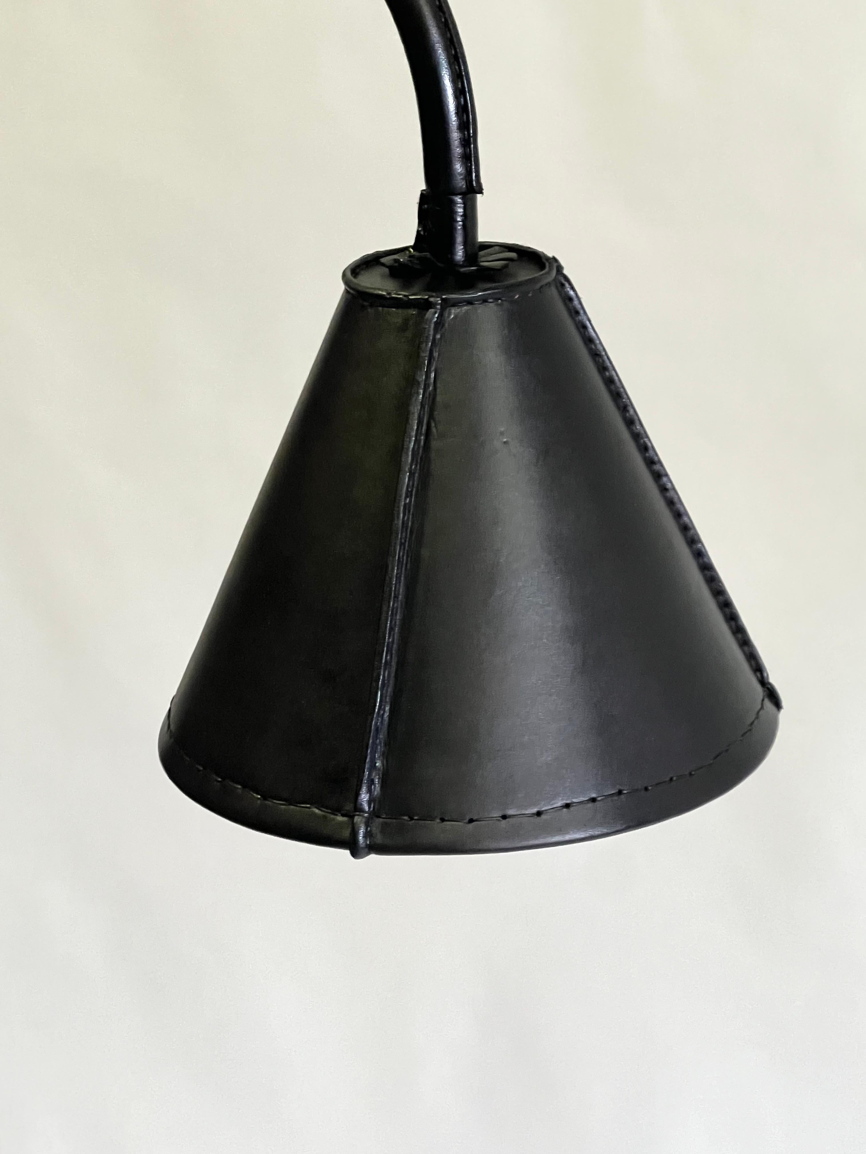 Paire de lampadaires en cuir noir cousu main par Jacques Adnet en vente 3