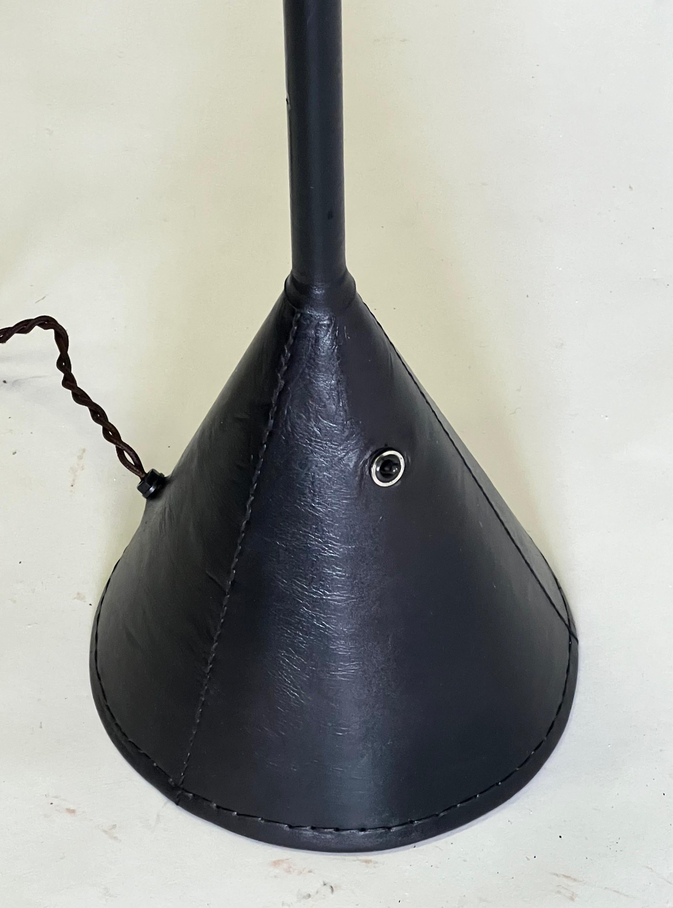 Paire de lampadaires en cuir noir cousu main par Jacques Adnet en vente 5