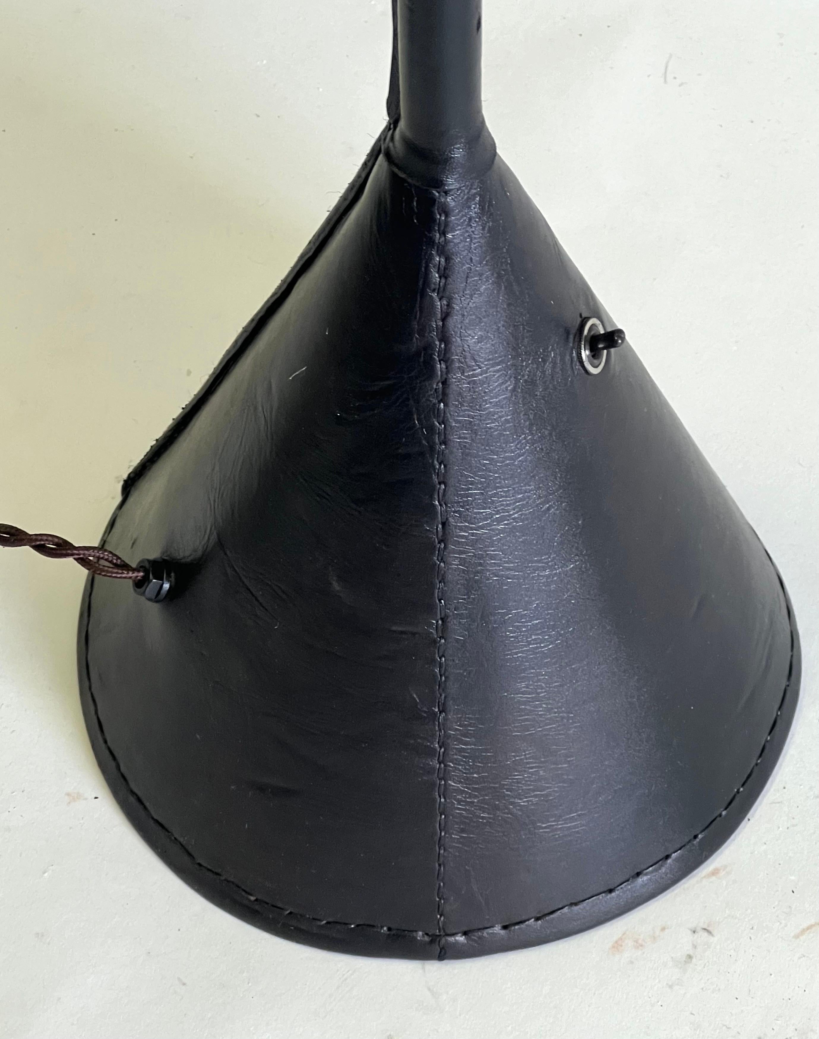 Paire de lampadaires en cuir noir cousu main par Jacques Adnet en vente 6