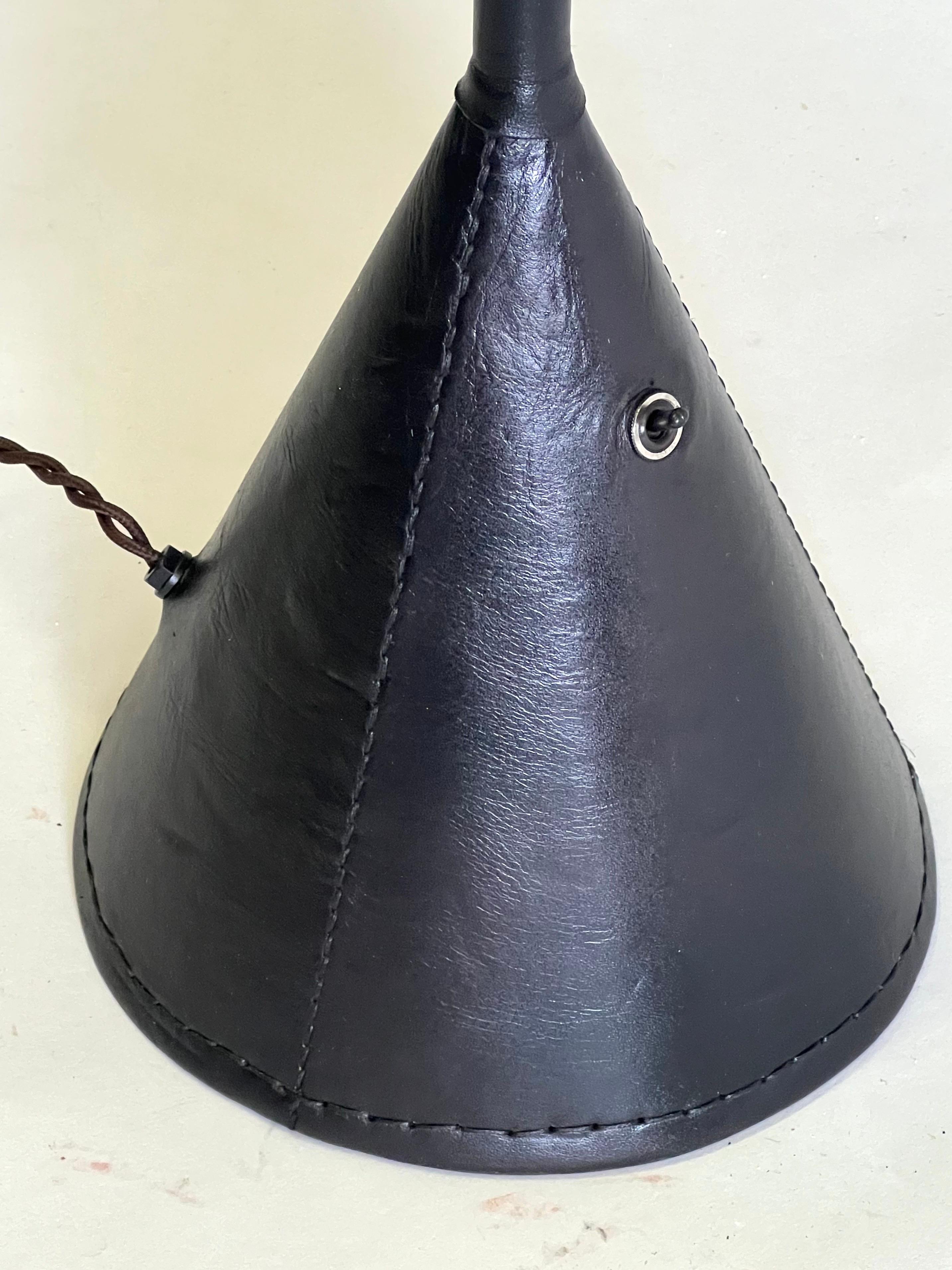 Paire de lampadaires en cuir noir cousu main par Jacques Adnet en vente 7