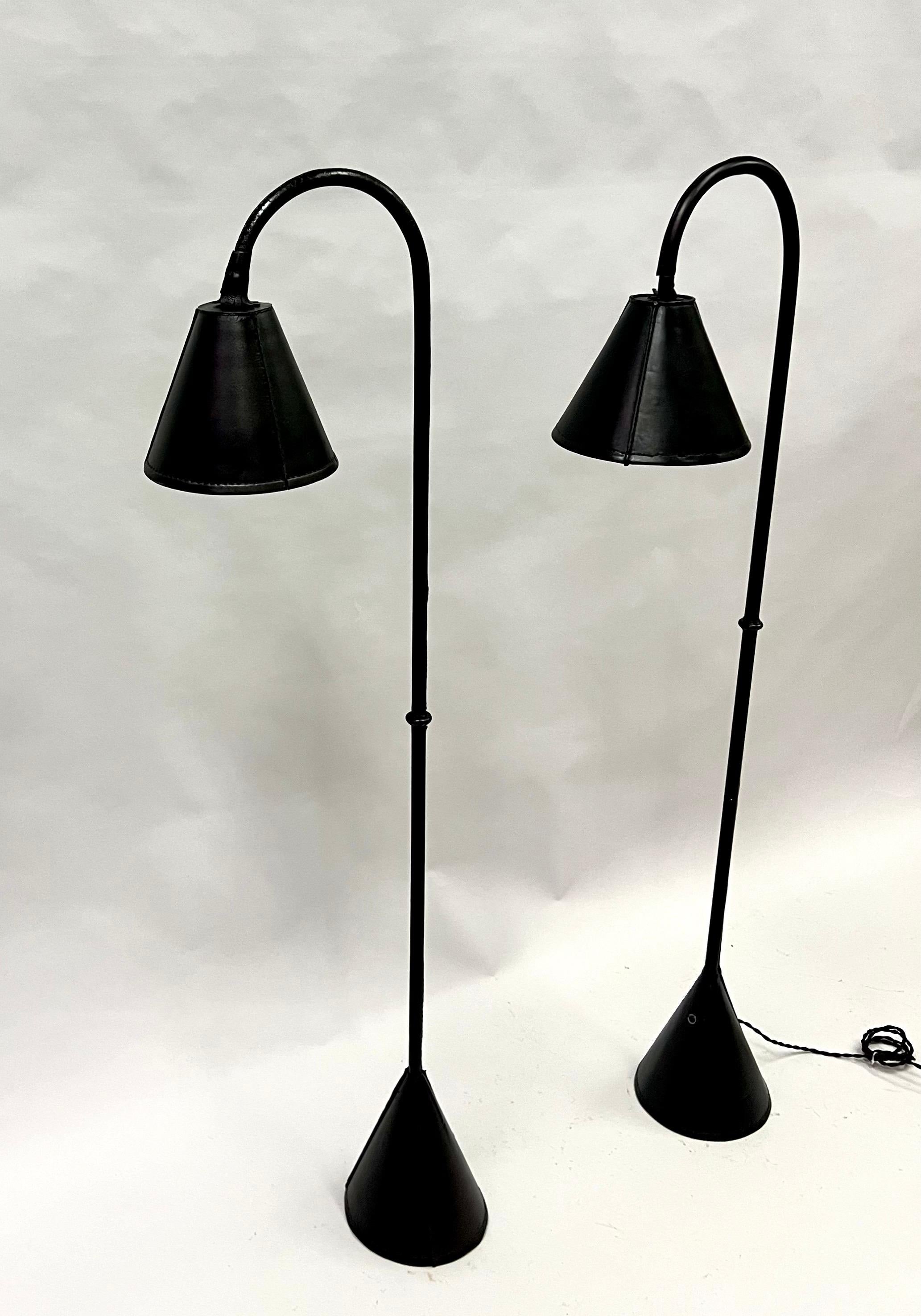 Mid-Century Modern Paire de lampadaires en cuir noir cousu main par Jacques Adnet en vente
